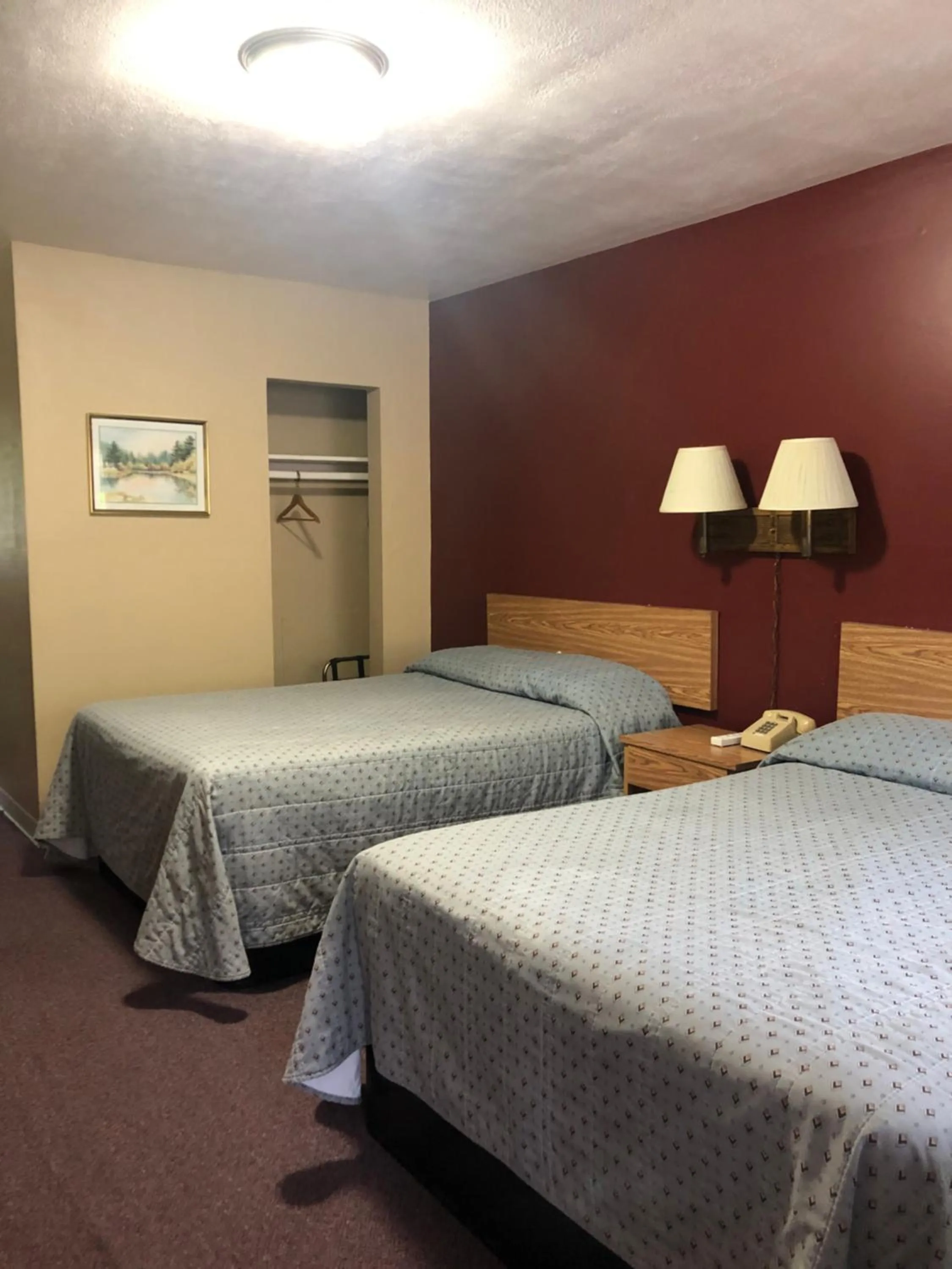 Bed in Laurel Park Inn