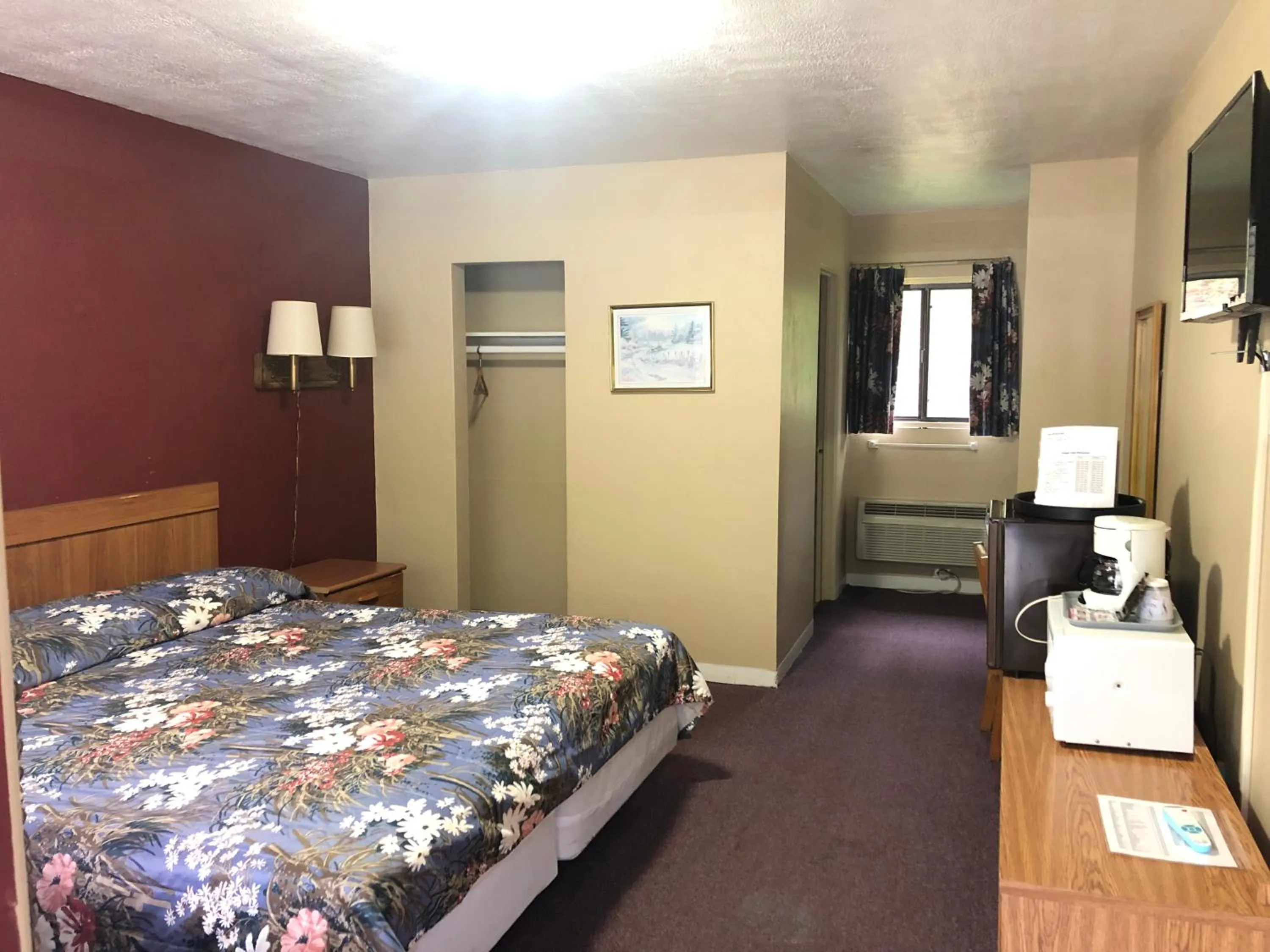 Bed in Laurel Park Inn