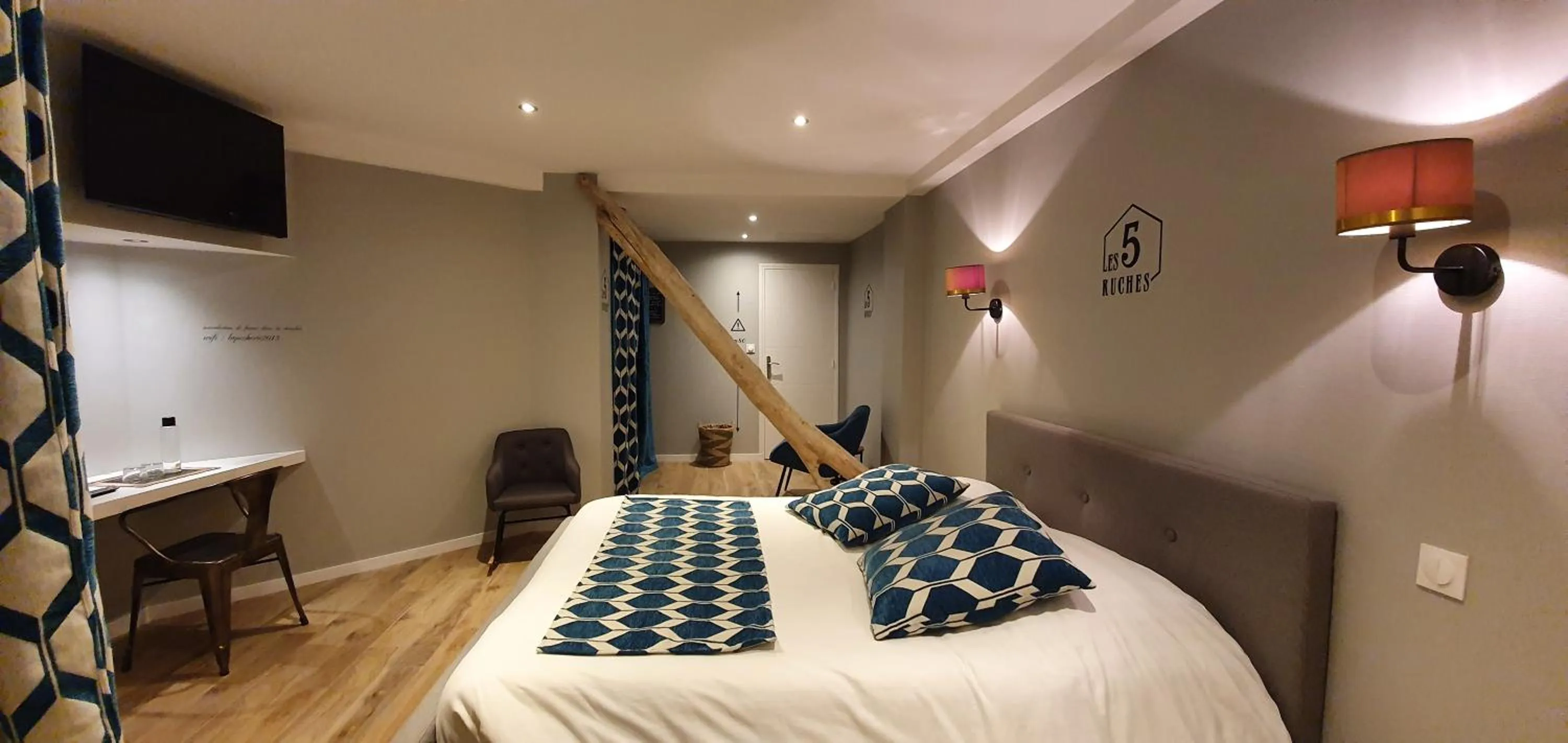 Bed in Hotel restaurant La Pêcherie - Le manoir d'à coté - Les 5 ruches -Logis hôtels