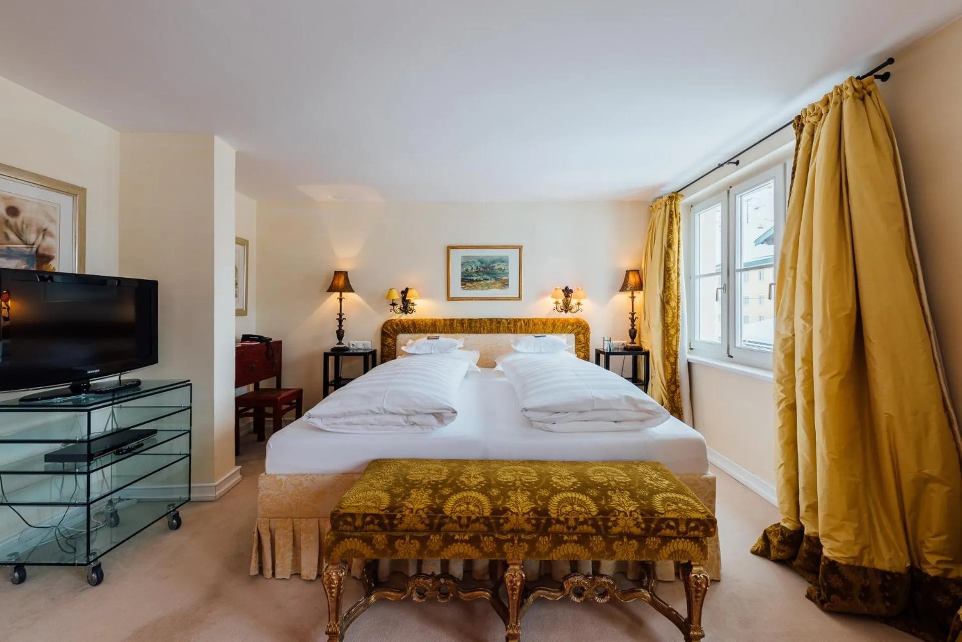 Communal lounge/ TV room, Bed in Hotel Edelweiss