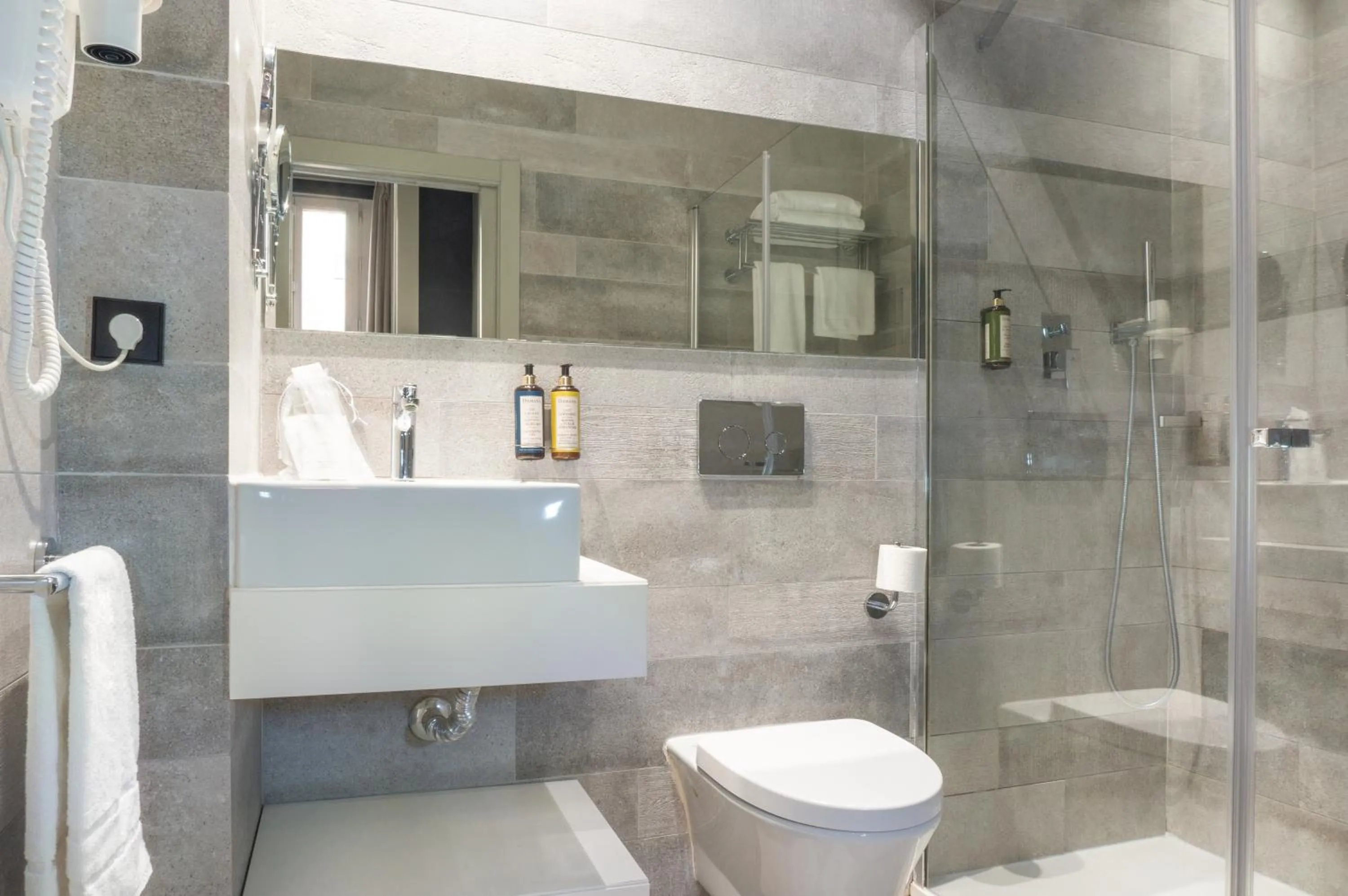 Shower in The Valentia Cabillers