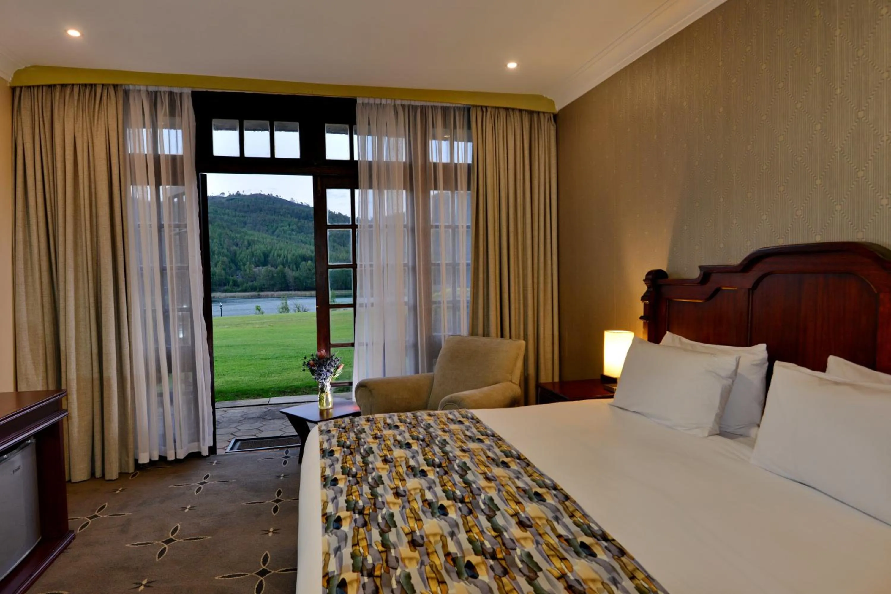 Lake view, Bed in Troutbeck Resort