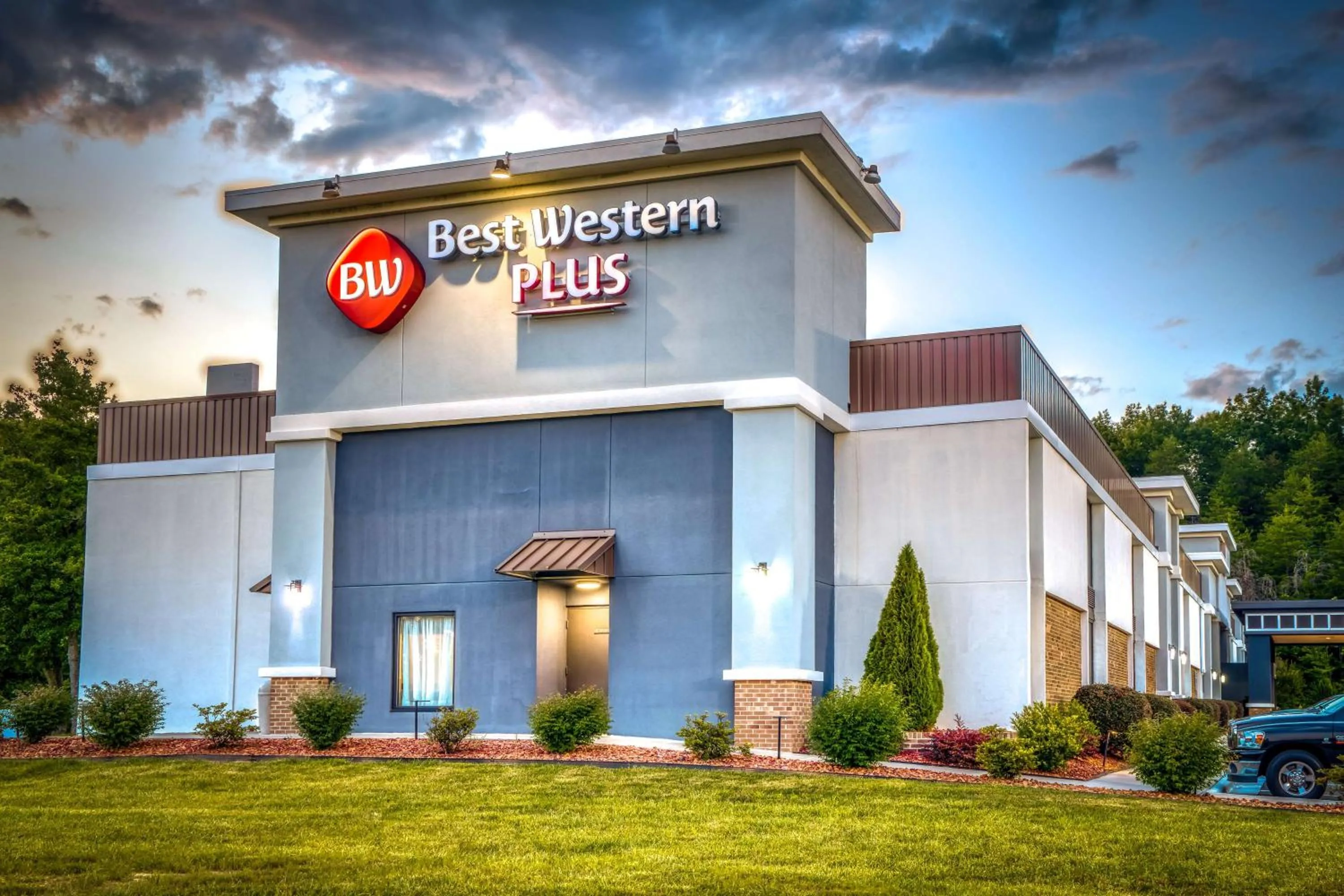 Property building in Best Western Plus Yadkin Valley Inn & Suites