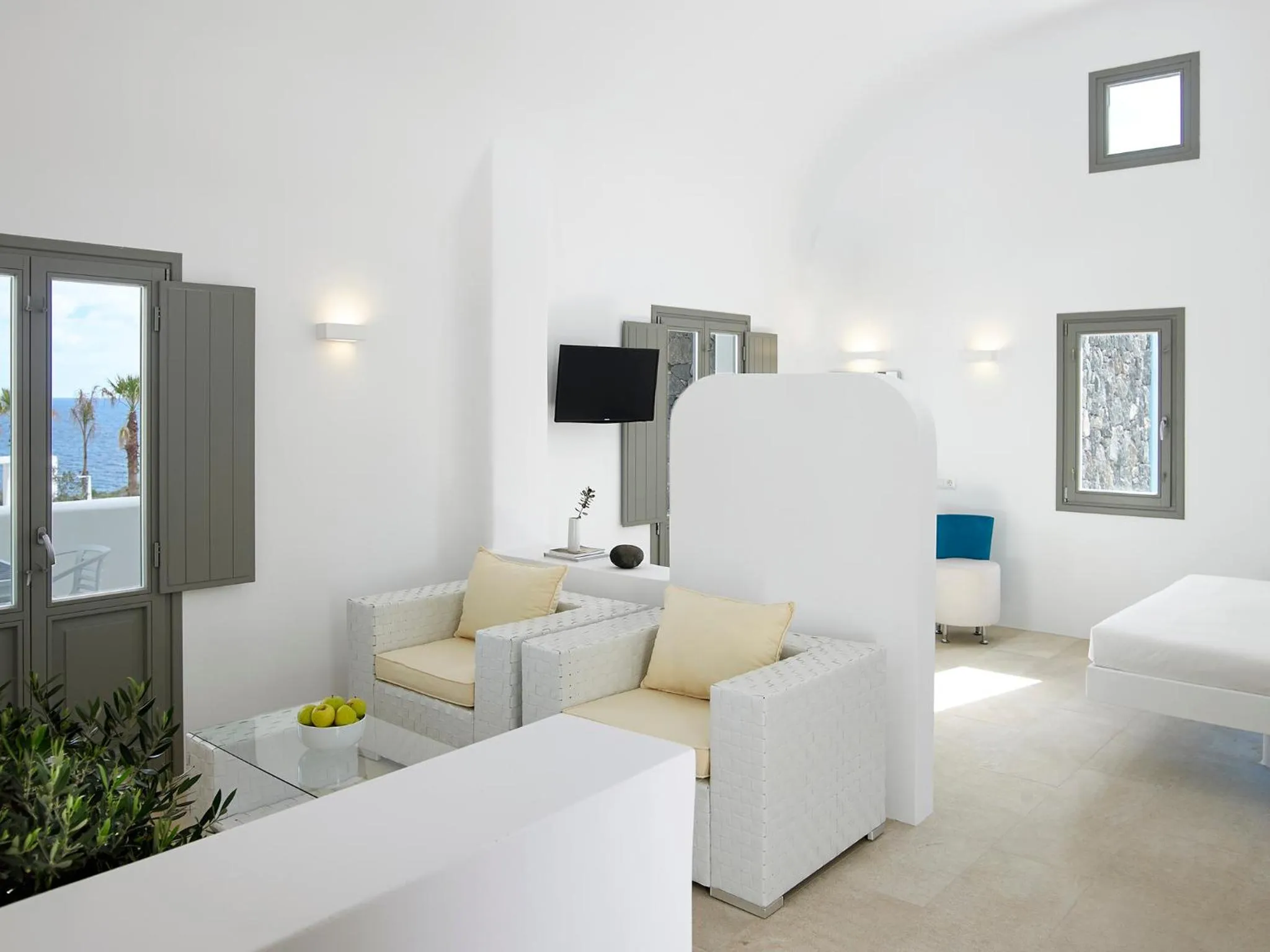 Living room, Bed in Aurora Santorini