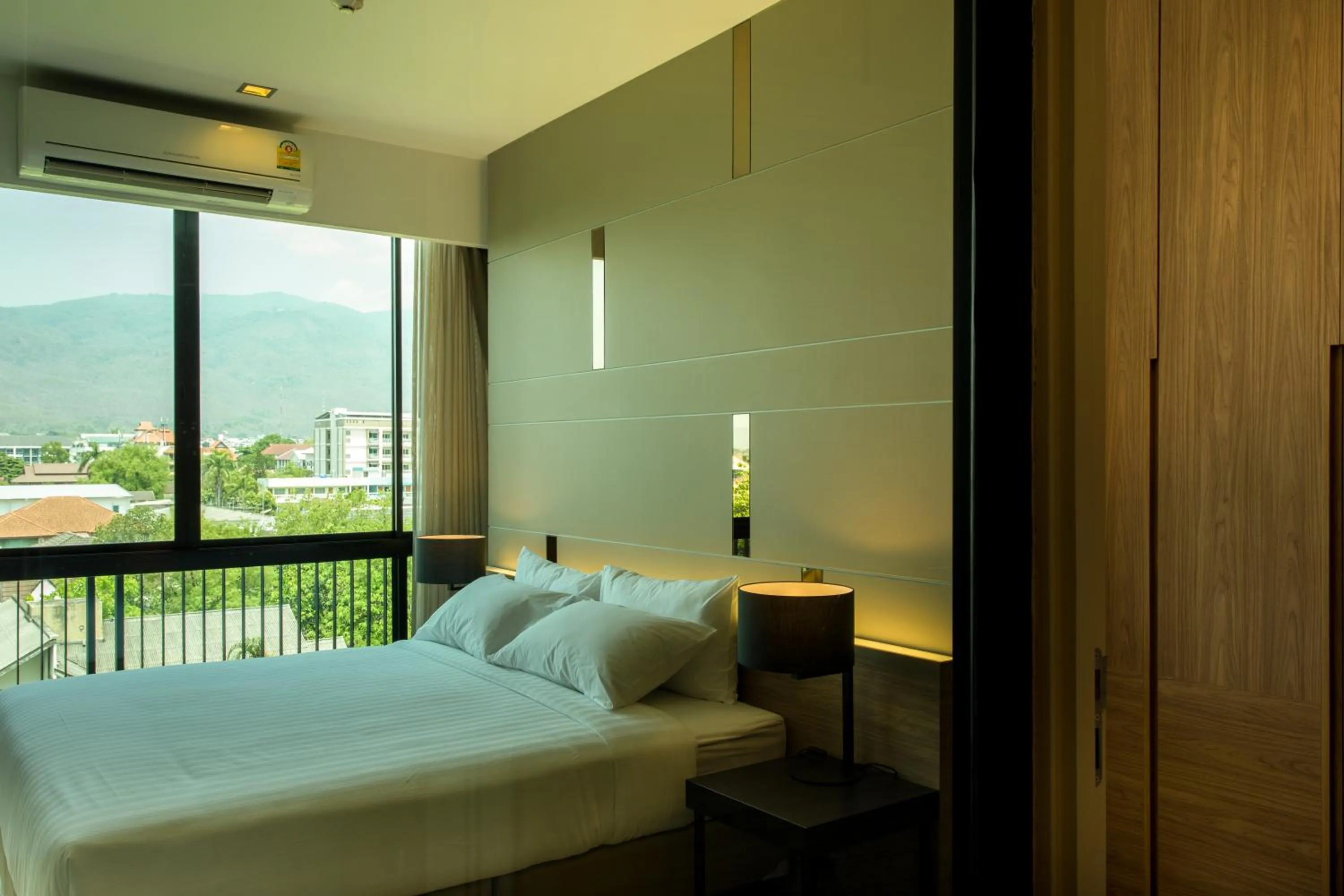 Photo of the whole room, Bed in Hyde Park Chiangmai