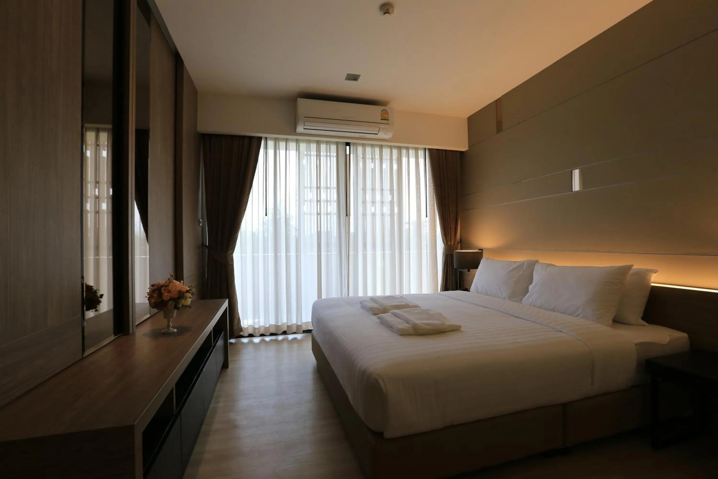 Photo of the whole room, Bed in Hyde Park Chiangmai