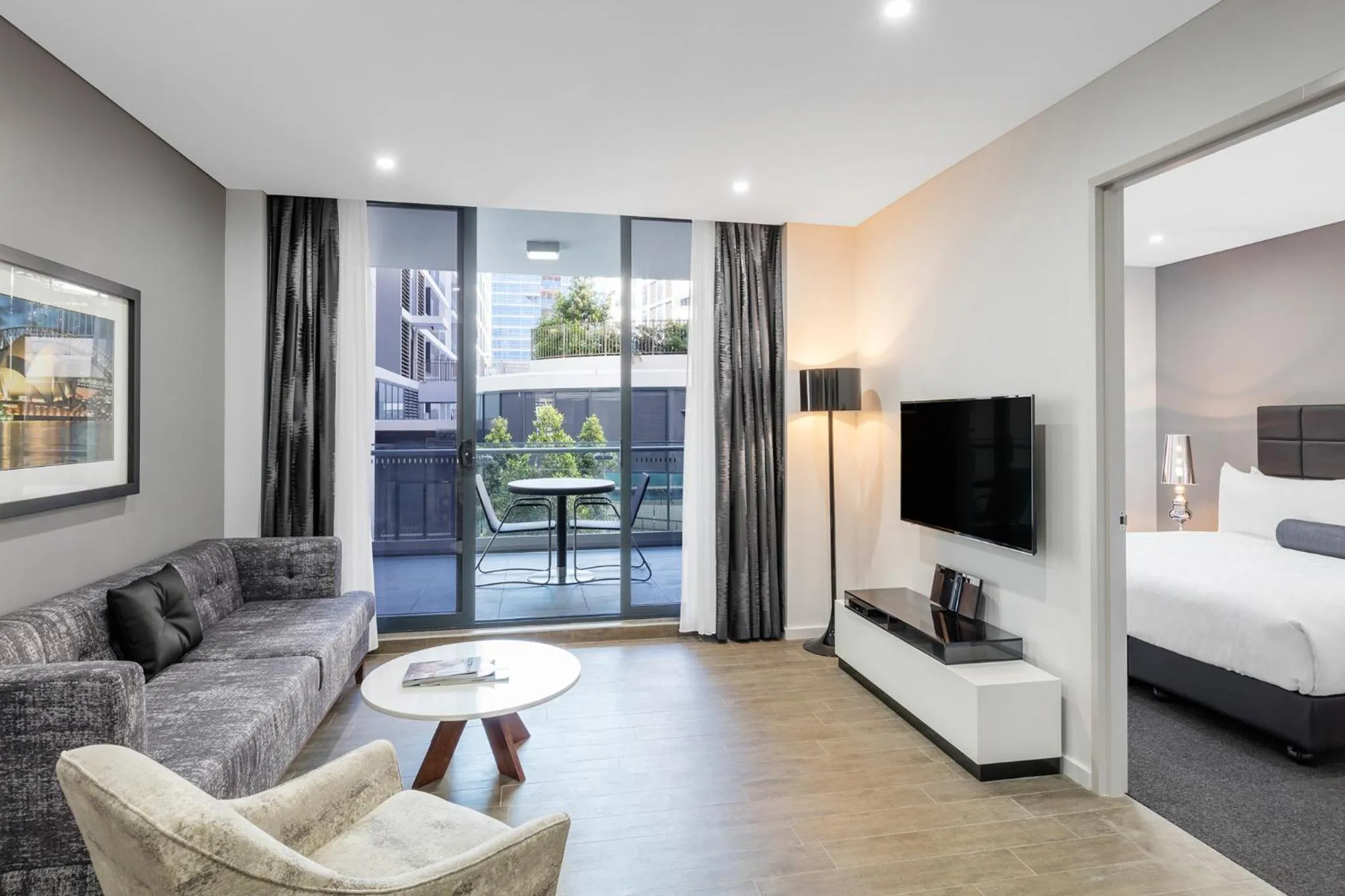 TV and multimedia, Bed in Meriton Suites Mascot Central