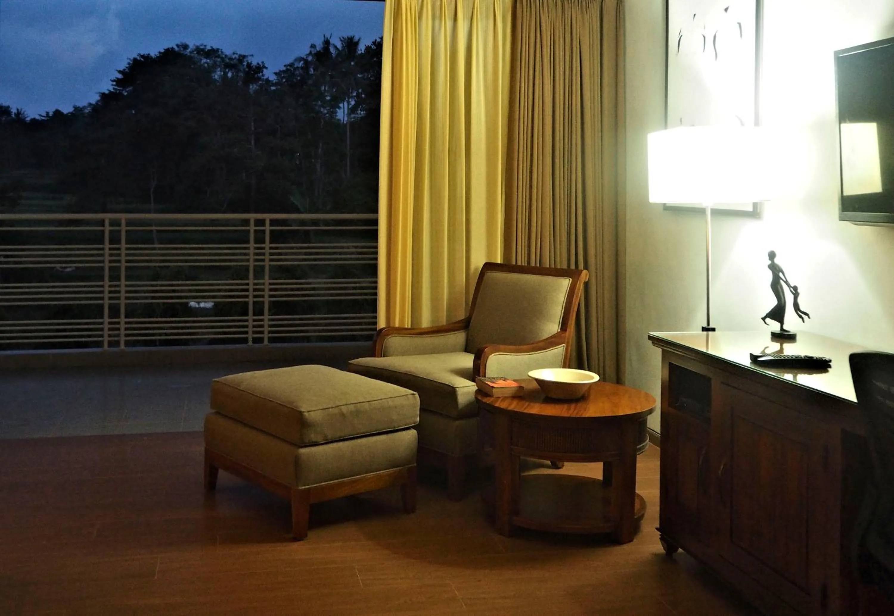 Seating area in The Gecho Inn Country