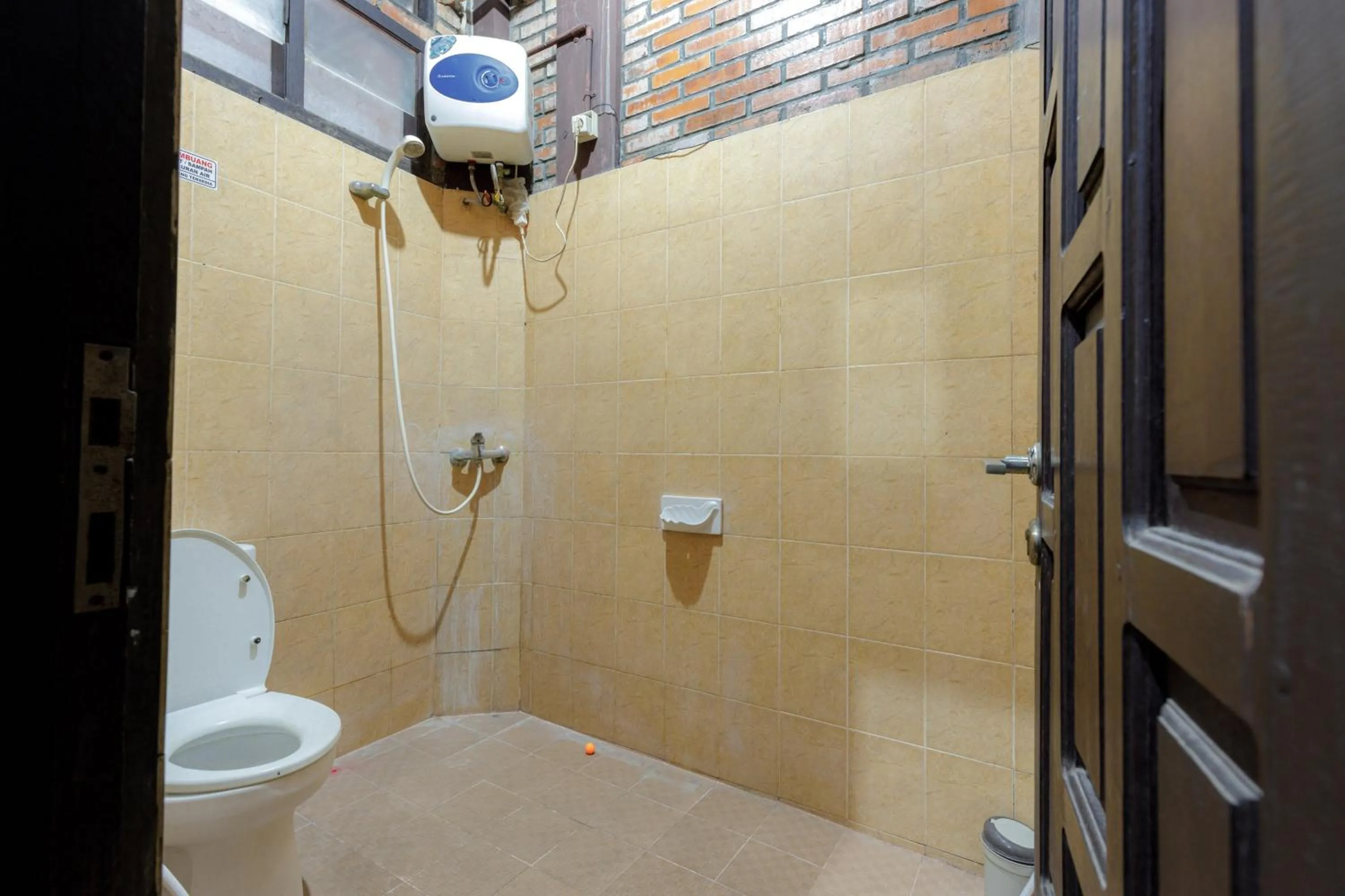 Bathroom in RedDoorz @ Cilandak Timur