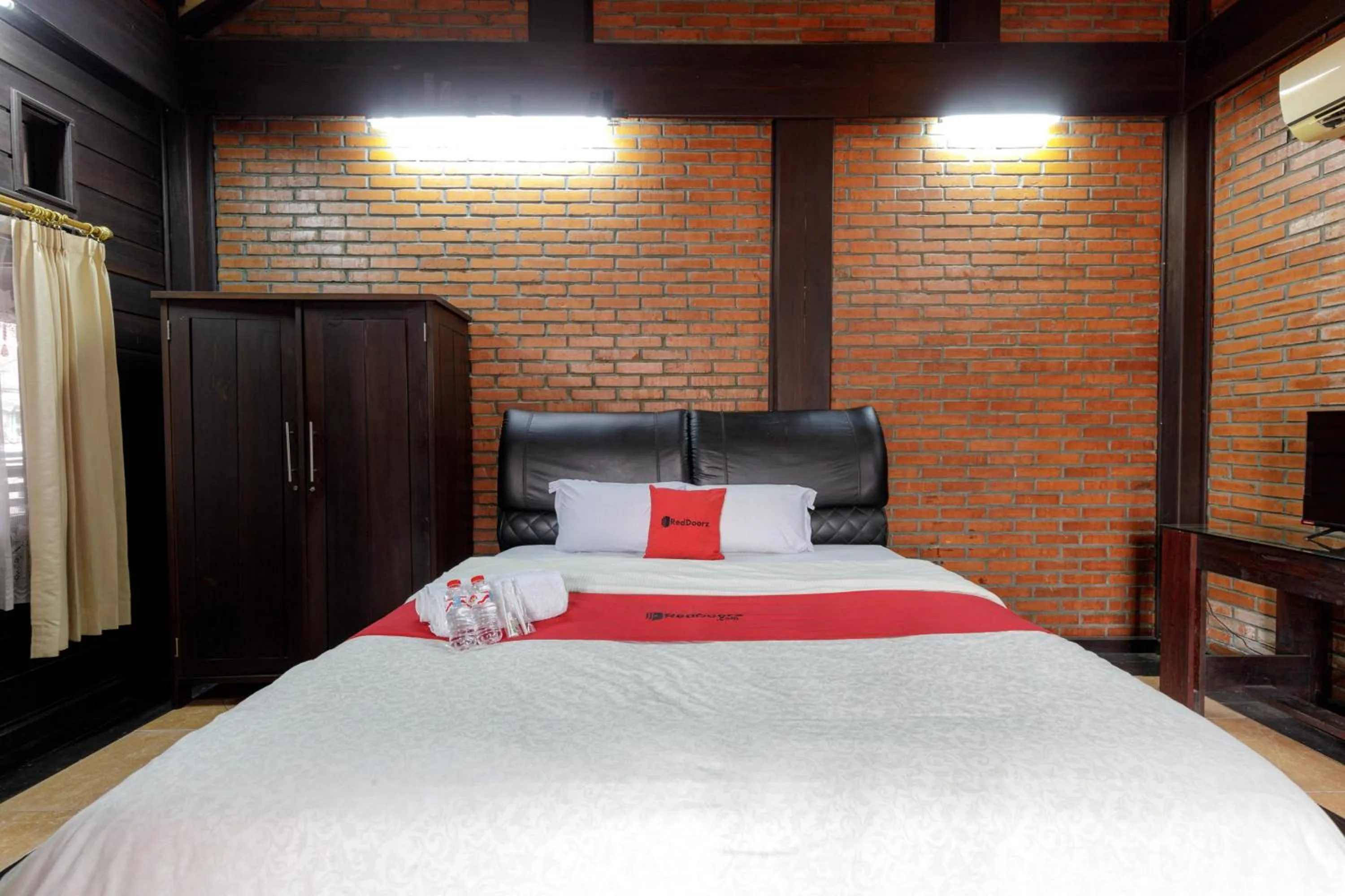 Bedroom, Bed in RedDoorz @ Cilandak Timur
