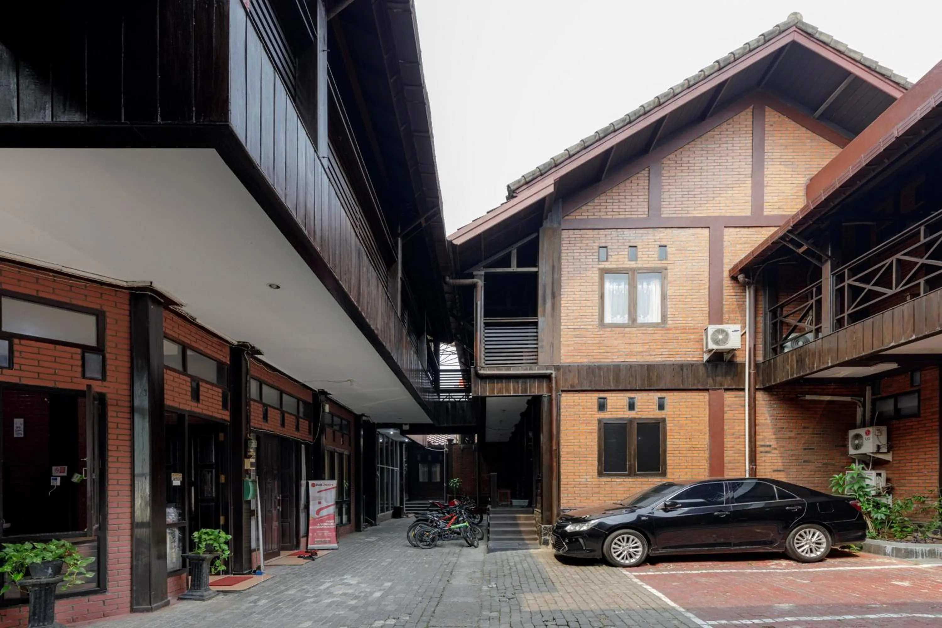 Facade/entrance in RedDoorz @ Cilandak Timur