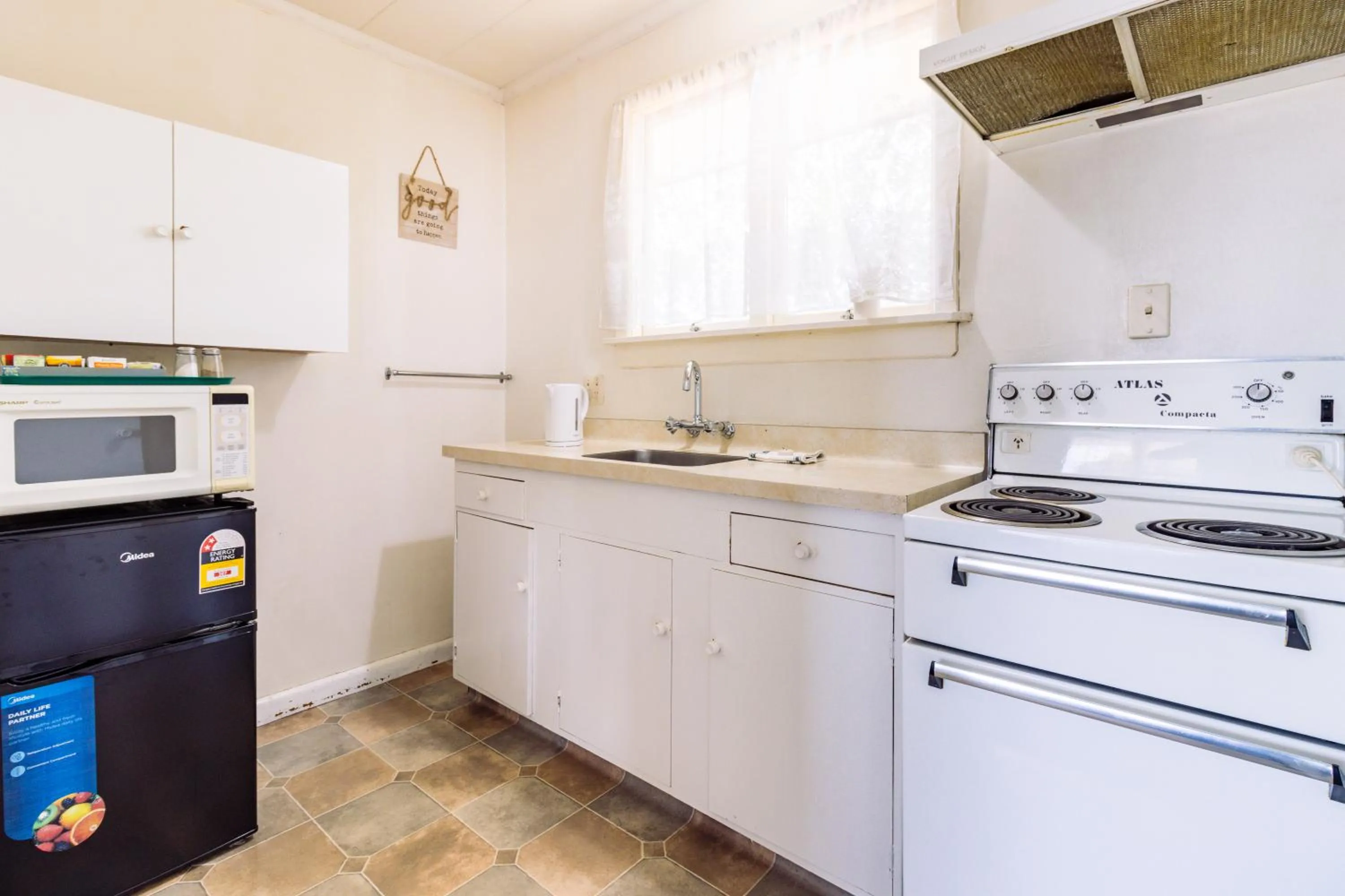 Kitchen or kitchenette in Belle Bonne Motel