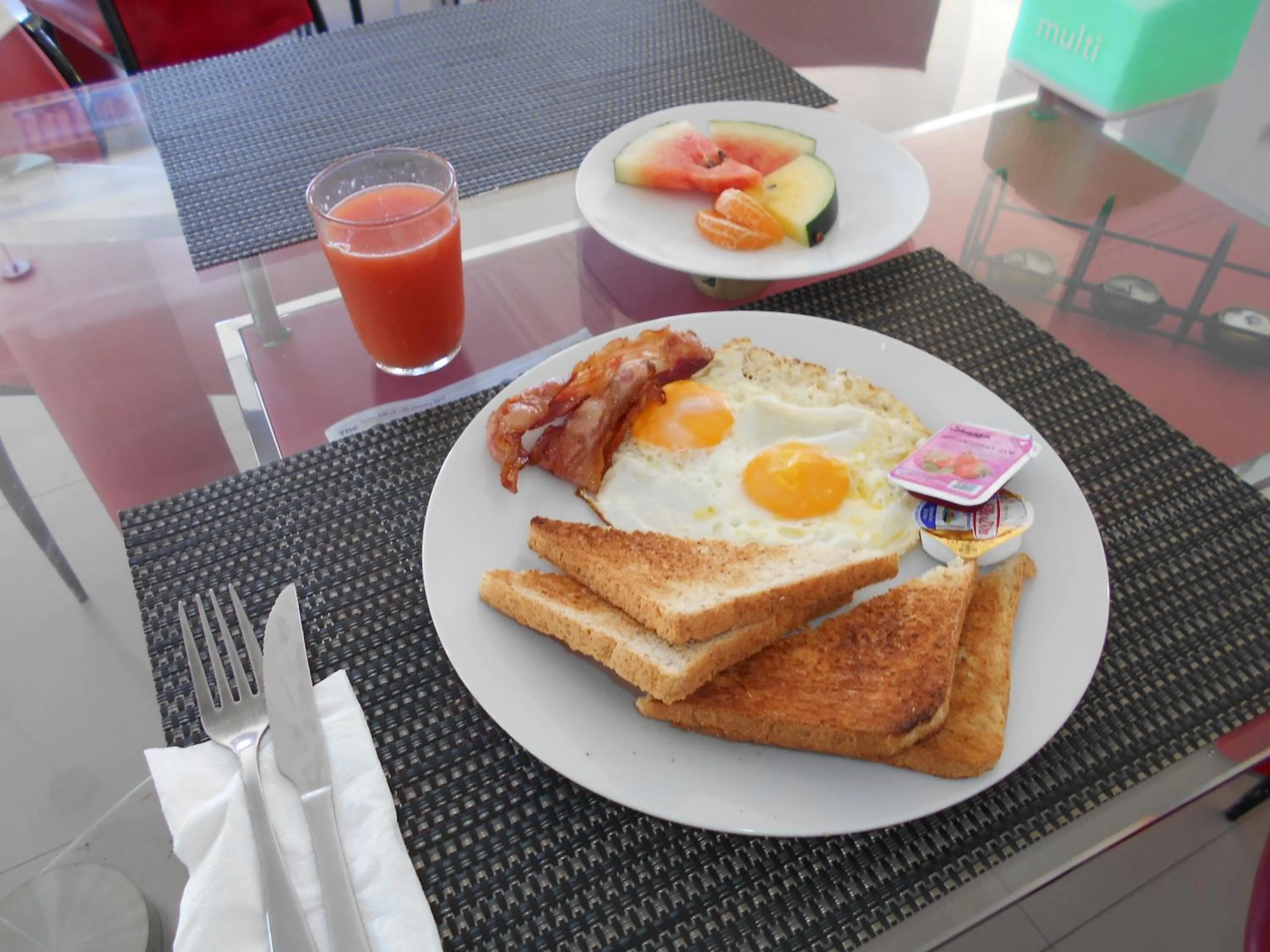 American breakfast in Silver Fern Beach Retreat