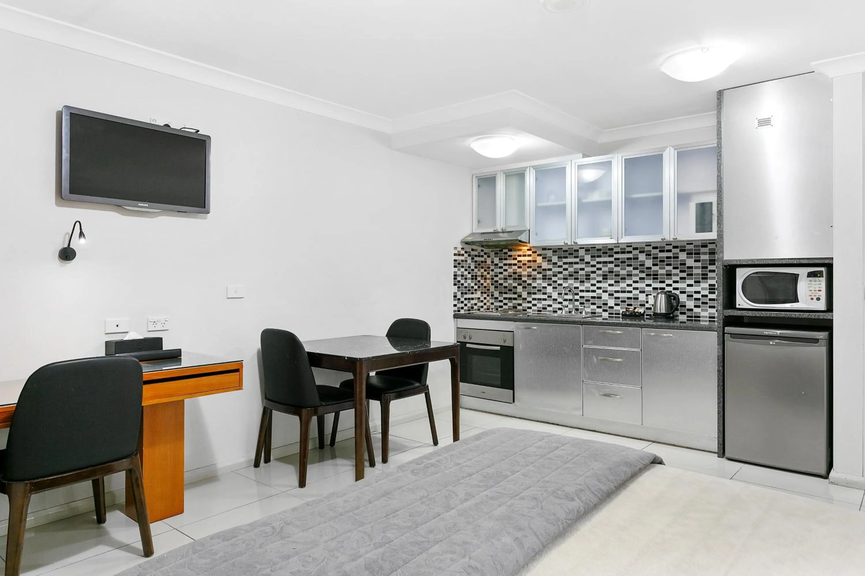 Kitchen or kitchenette in Comfort Inn & Suites Burwood