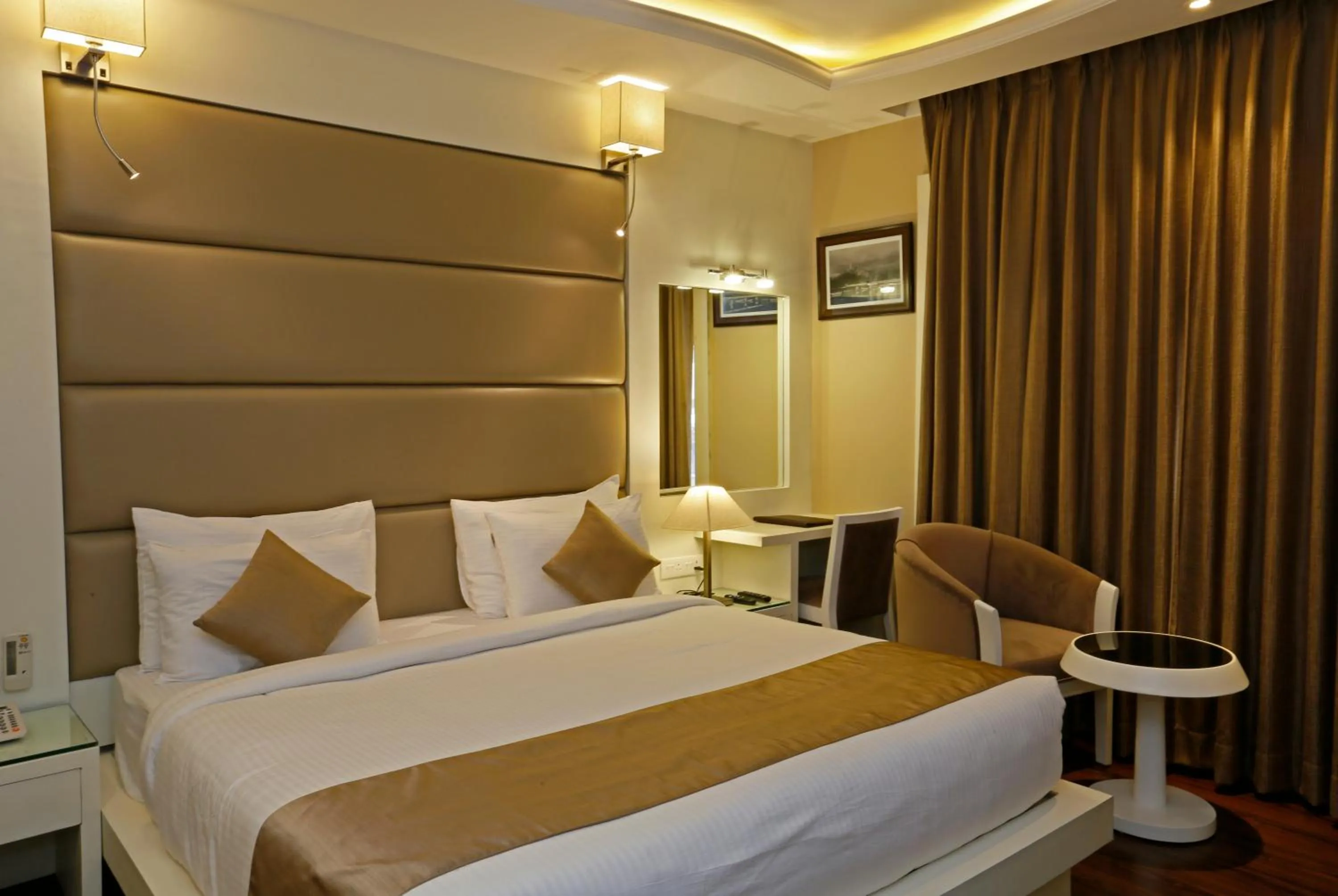 Living room, Bed in Clarks inn srinagar