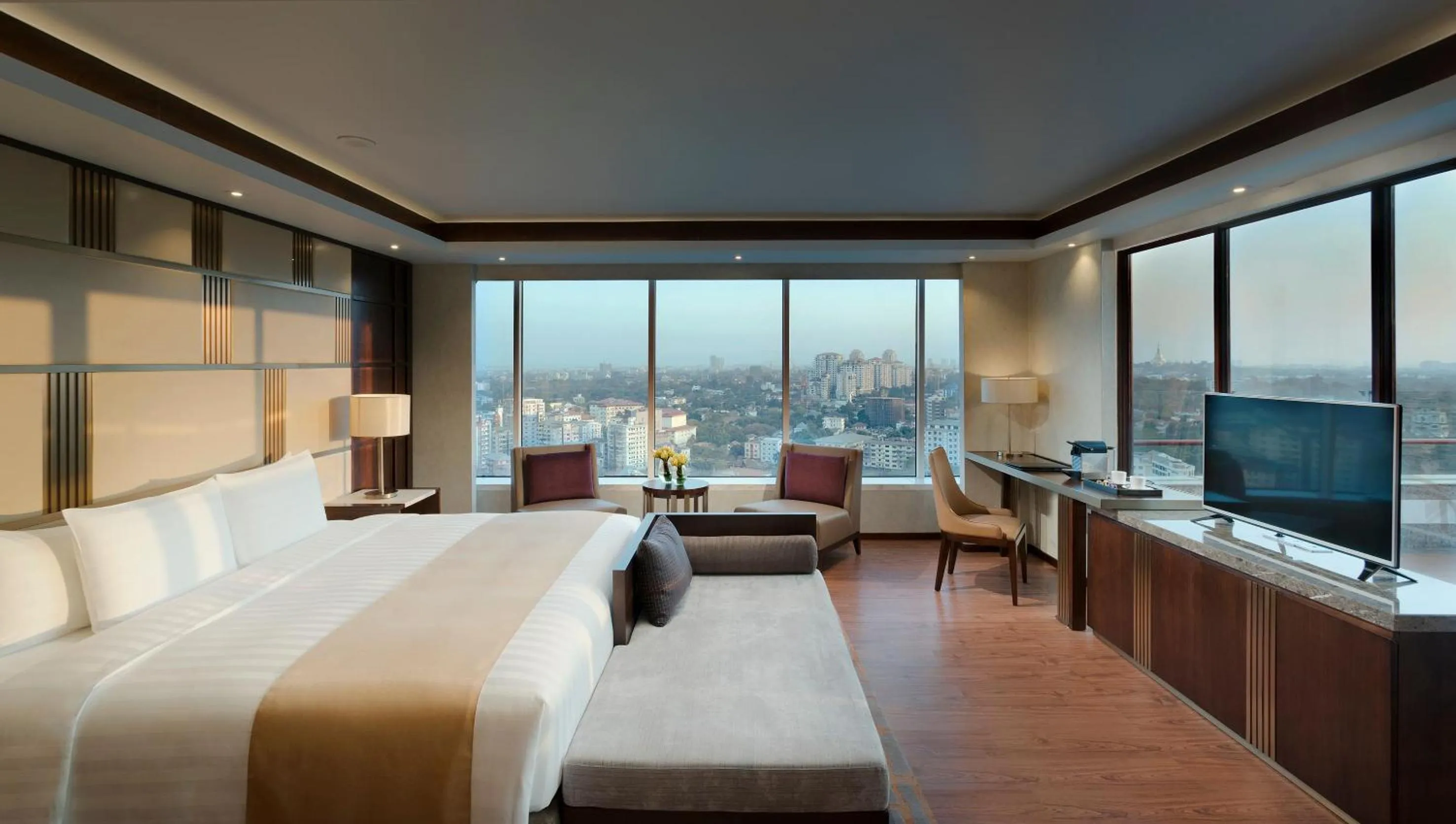 Bed in Meliá Yangon