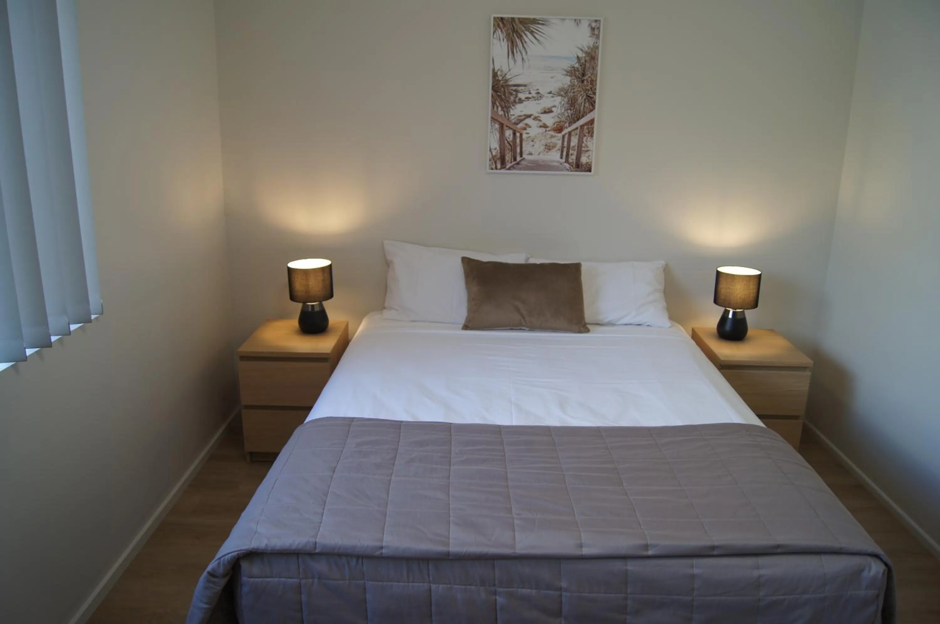 Bedroom, Bed in Beachside Motor Inn By Golden Chain