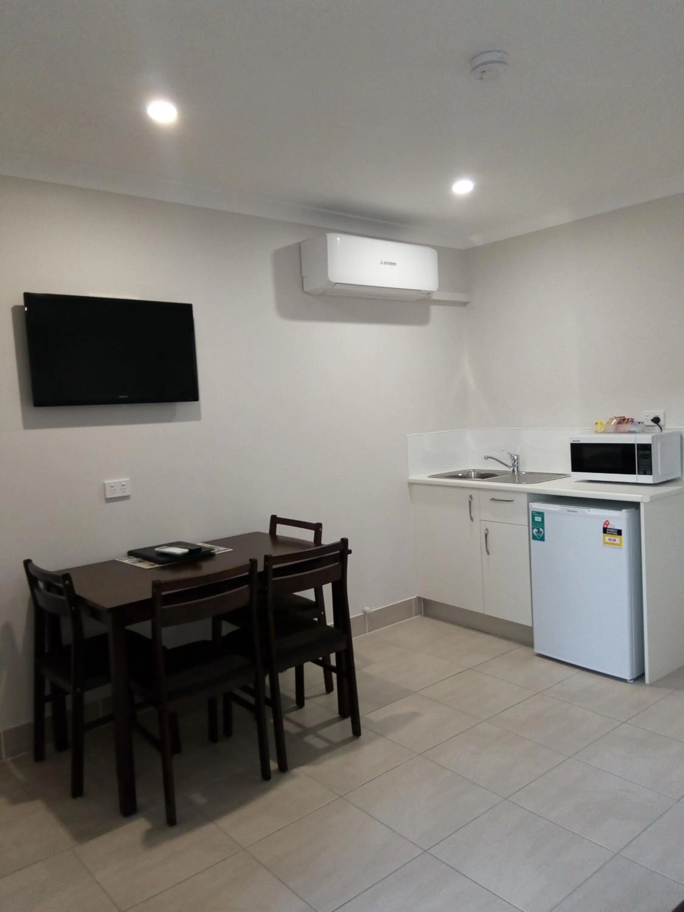 Kitchen or kitchenette in Beachside Motor Inn By Golden Chain