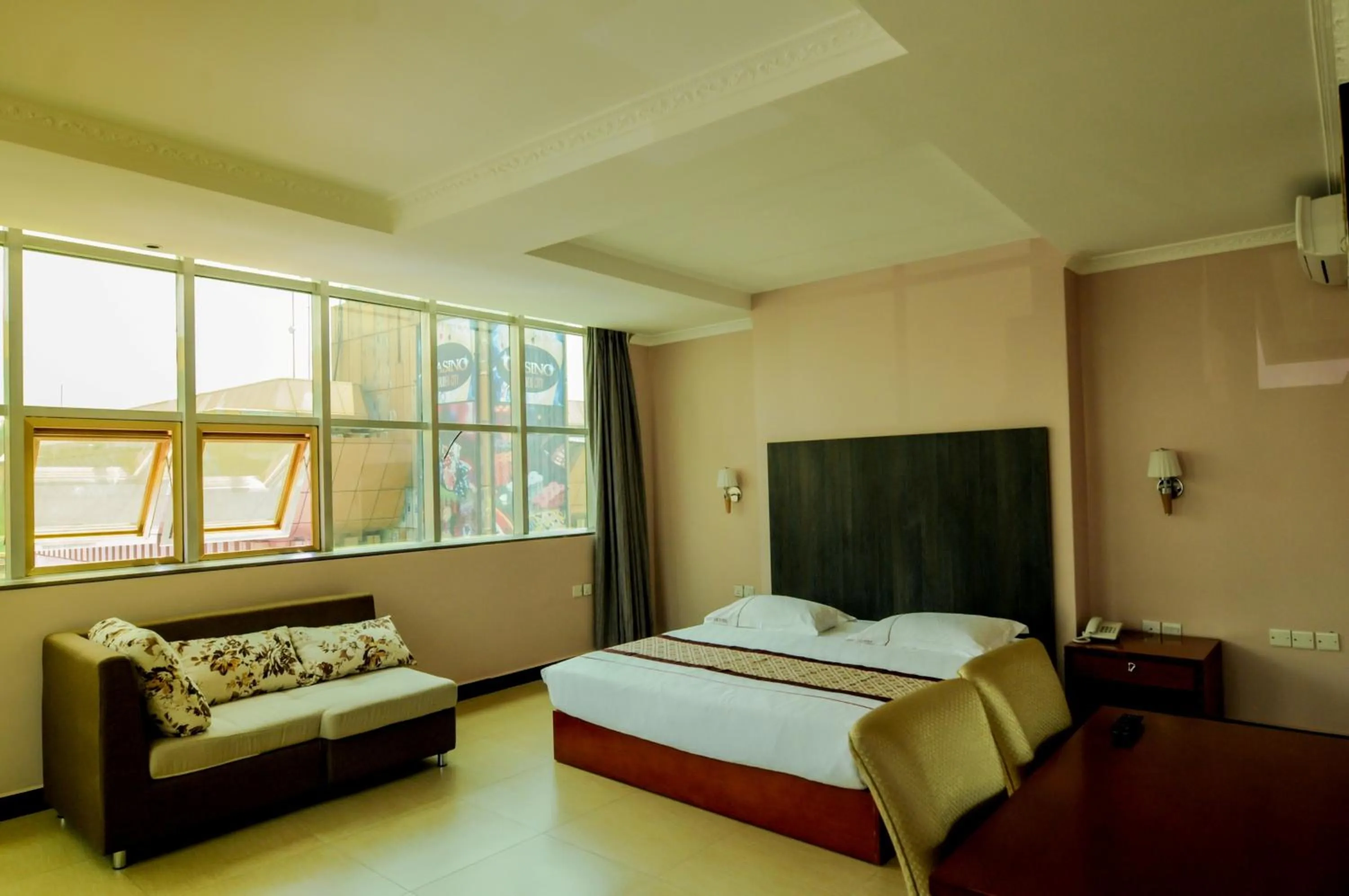 Bed in Russell Hotel