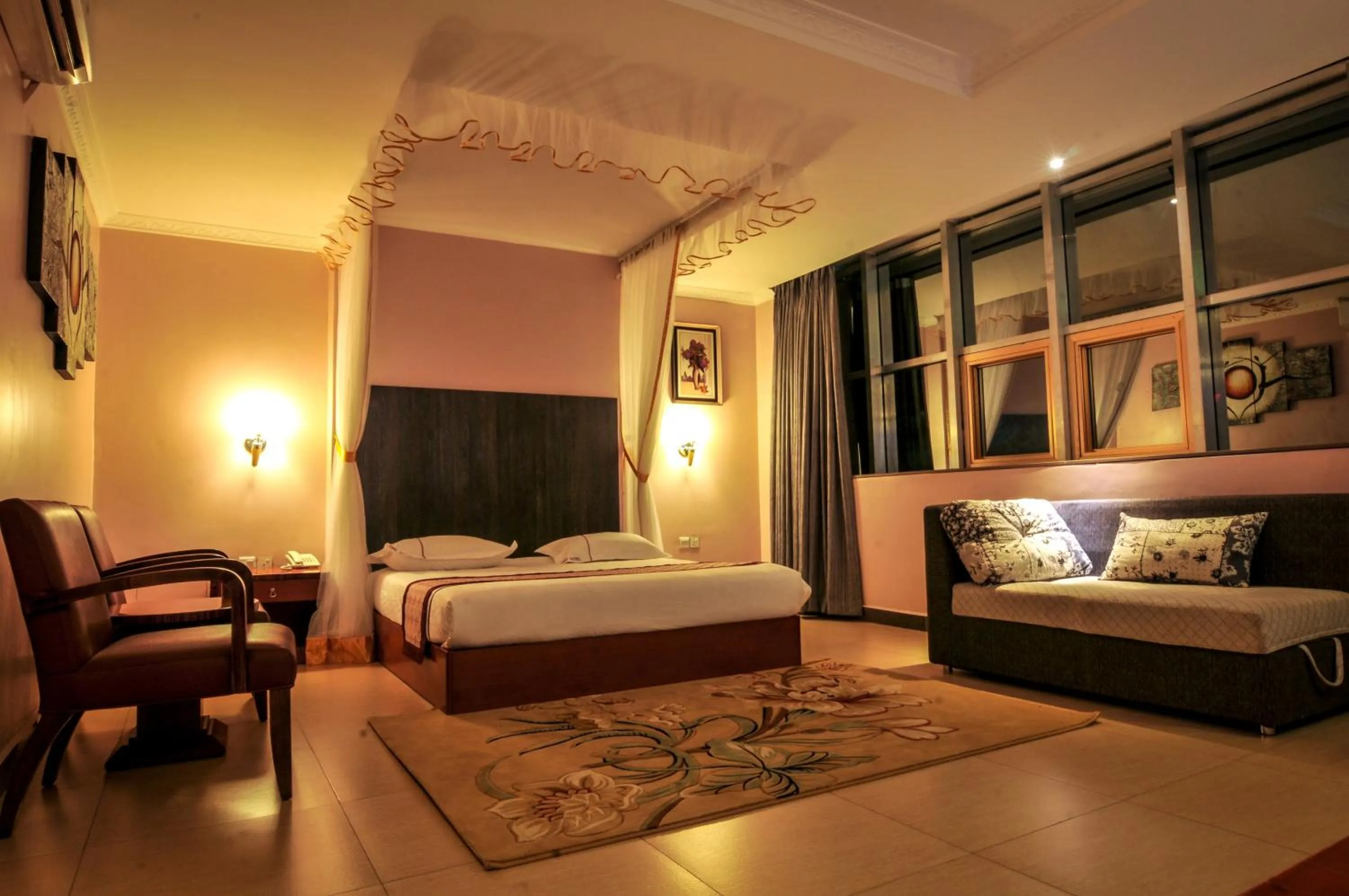 Bedroom in Russell Hotel