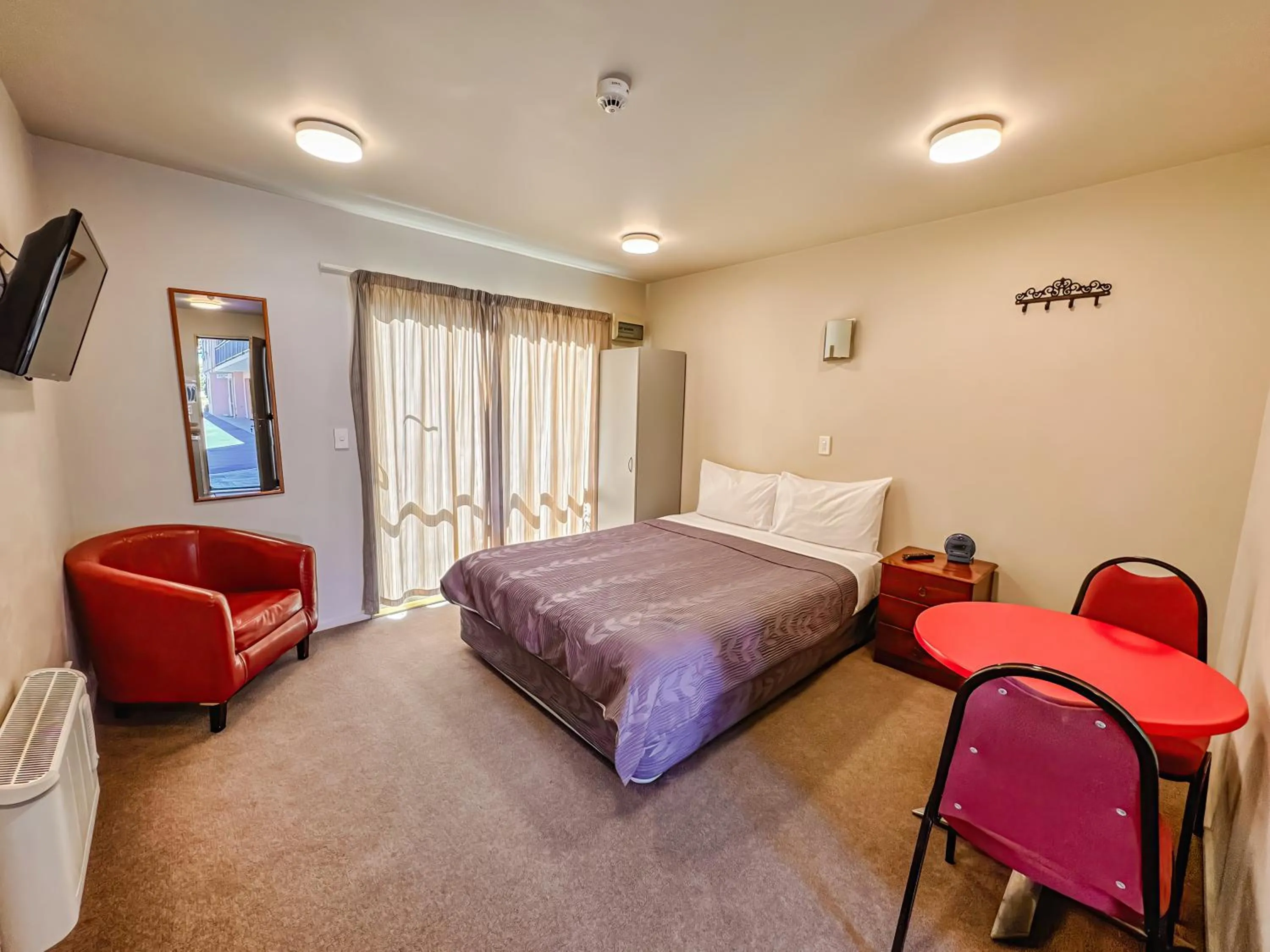 Bedroom, Bed in Bealey Avenue Motel