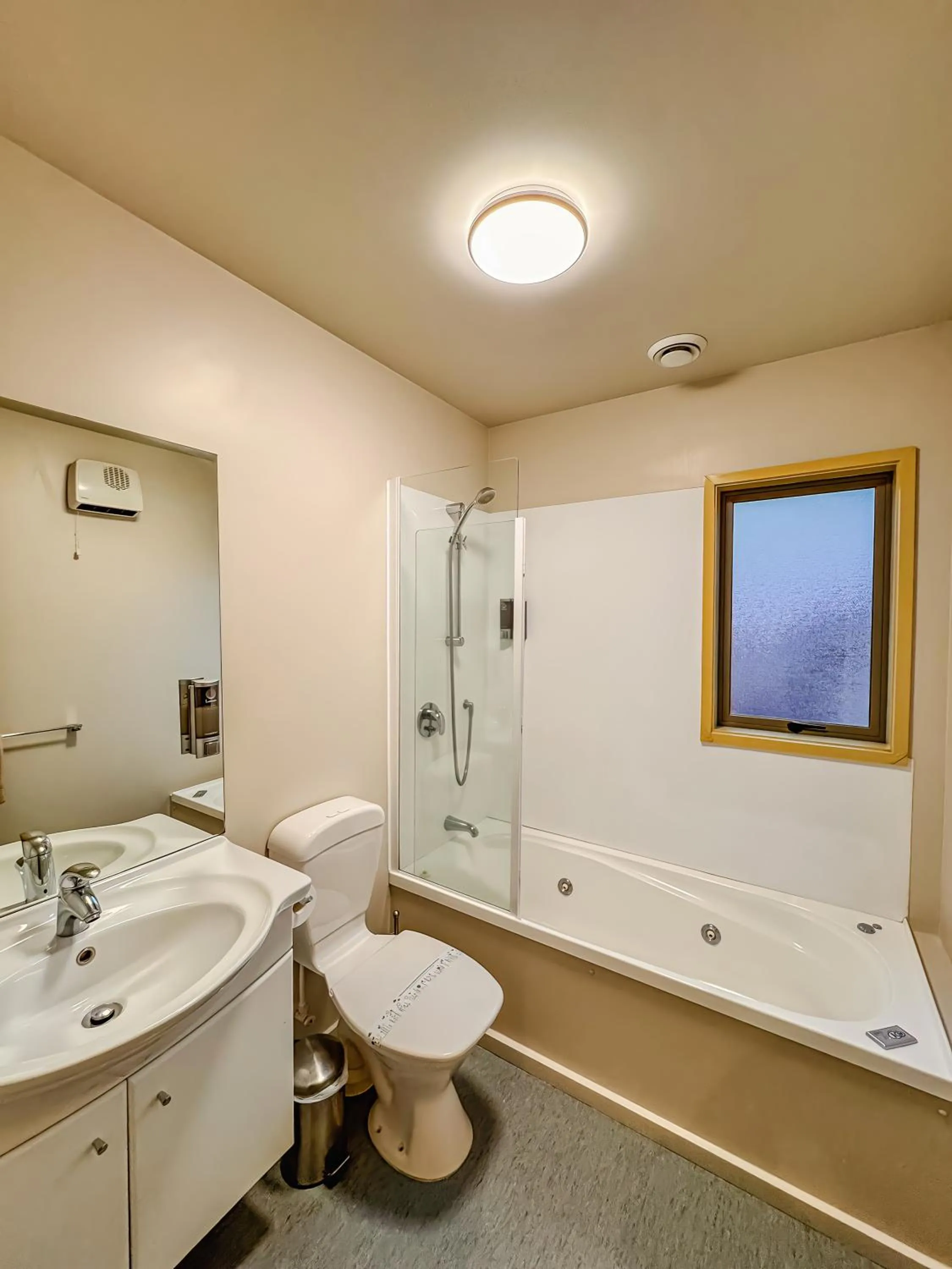 Hot Tub in Bealey Avenue Motel