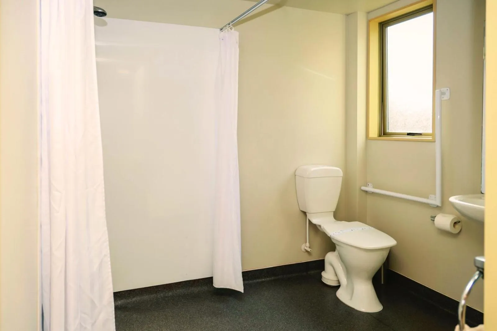 Toilet in Bealey Avenue Motel