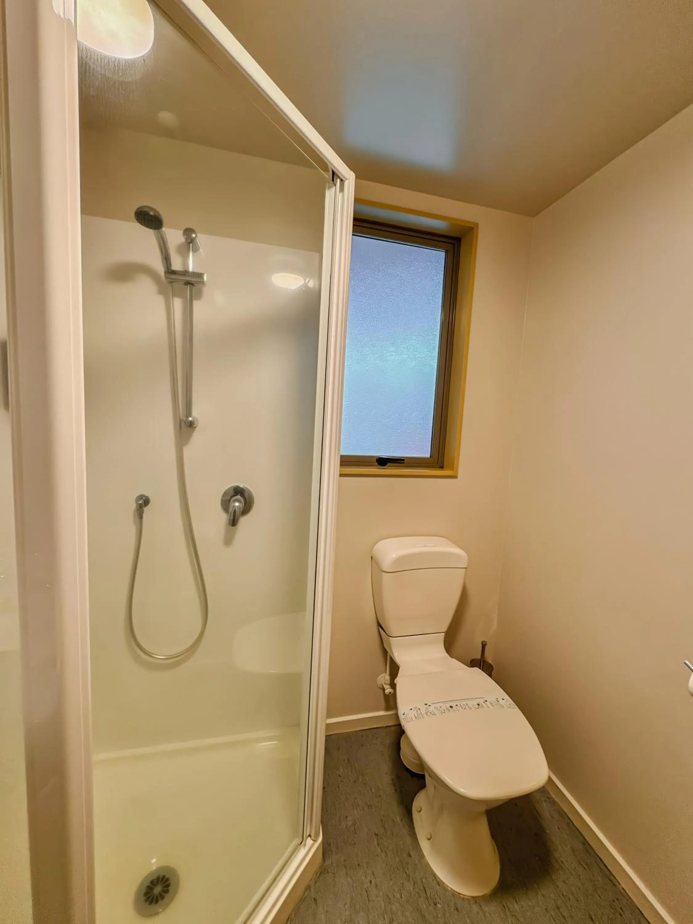 Bathroom in Bealey Avenue Motel