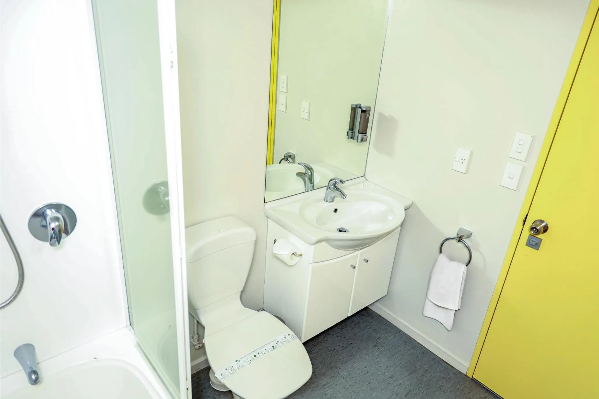 Public Bath in Bealey Avenue Motel