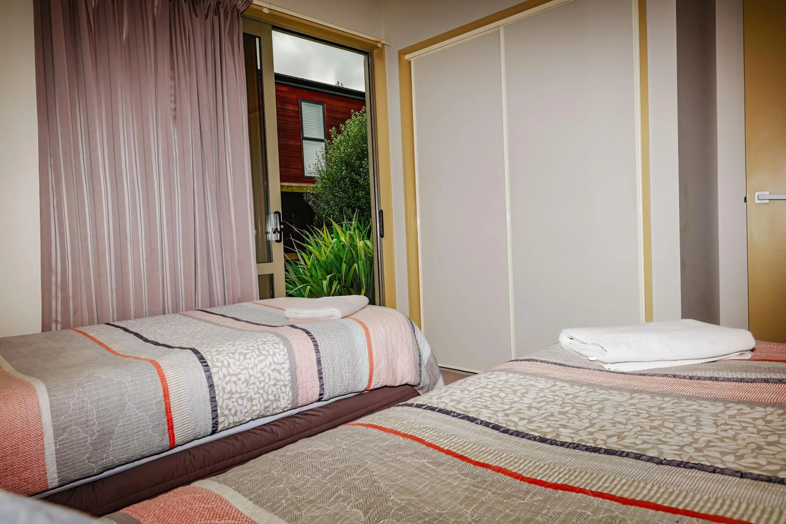 Bedroom, Bed in Bealey Avenue Motel