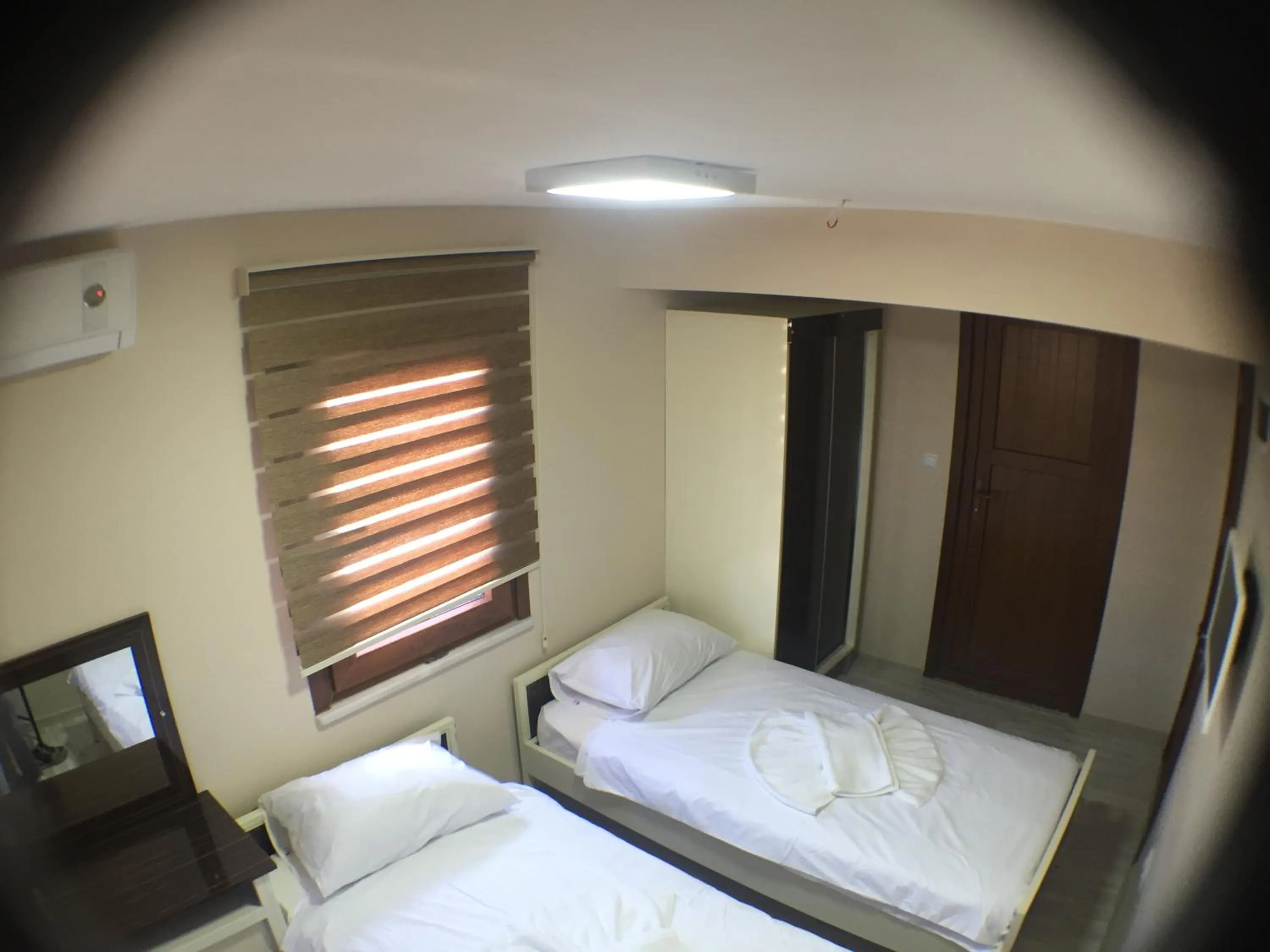 Photo of the whole room, Bed in Beyoglu Huzur Hotel