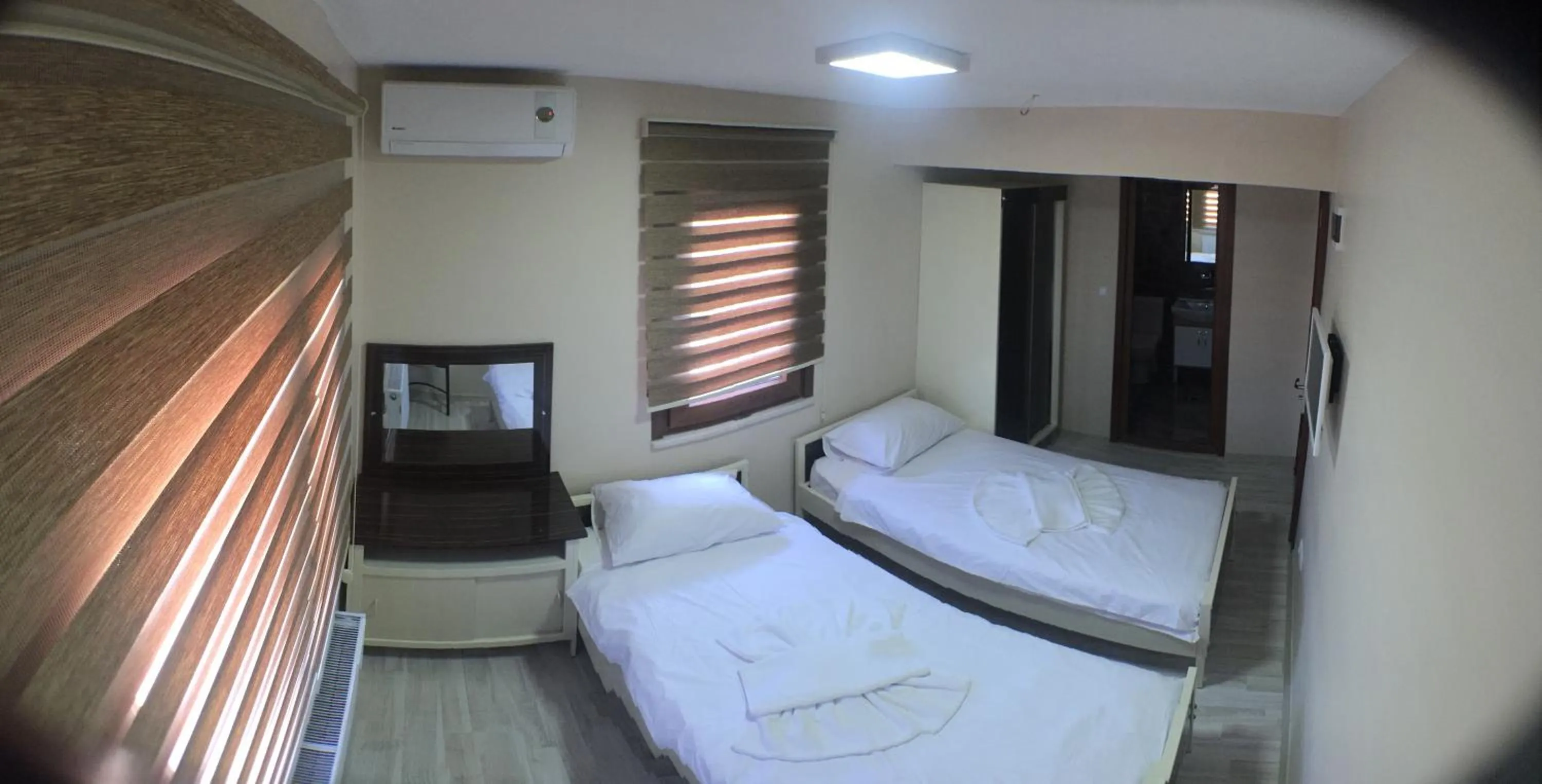 Photo of the whole room, Bed in Beyoglu Huzur Hotel