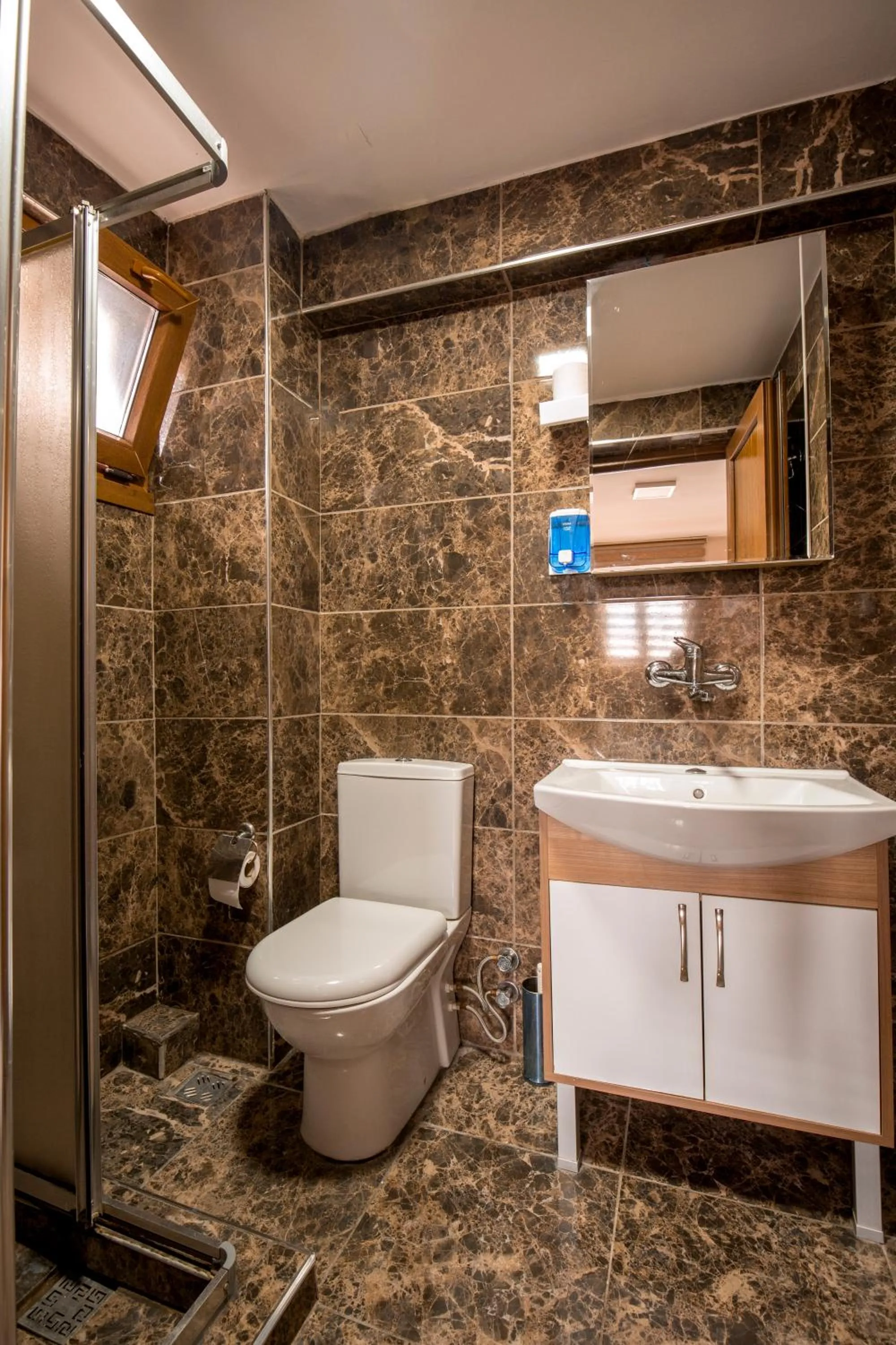 Bathroom in Beyoglu Huzur Hotel