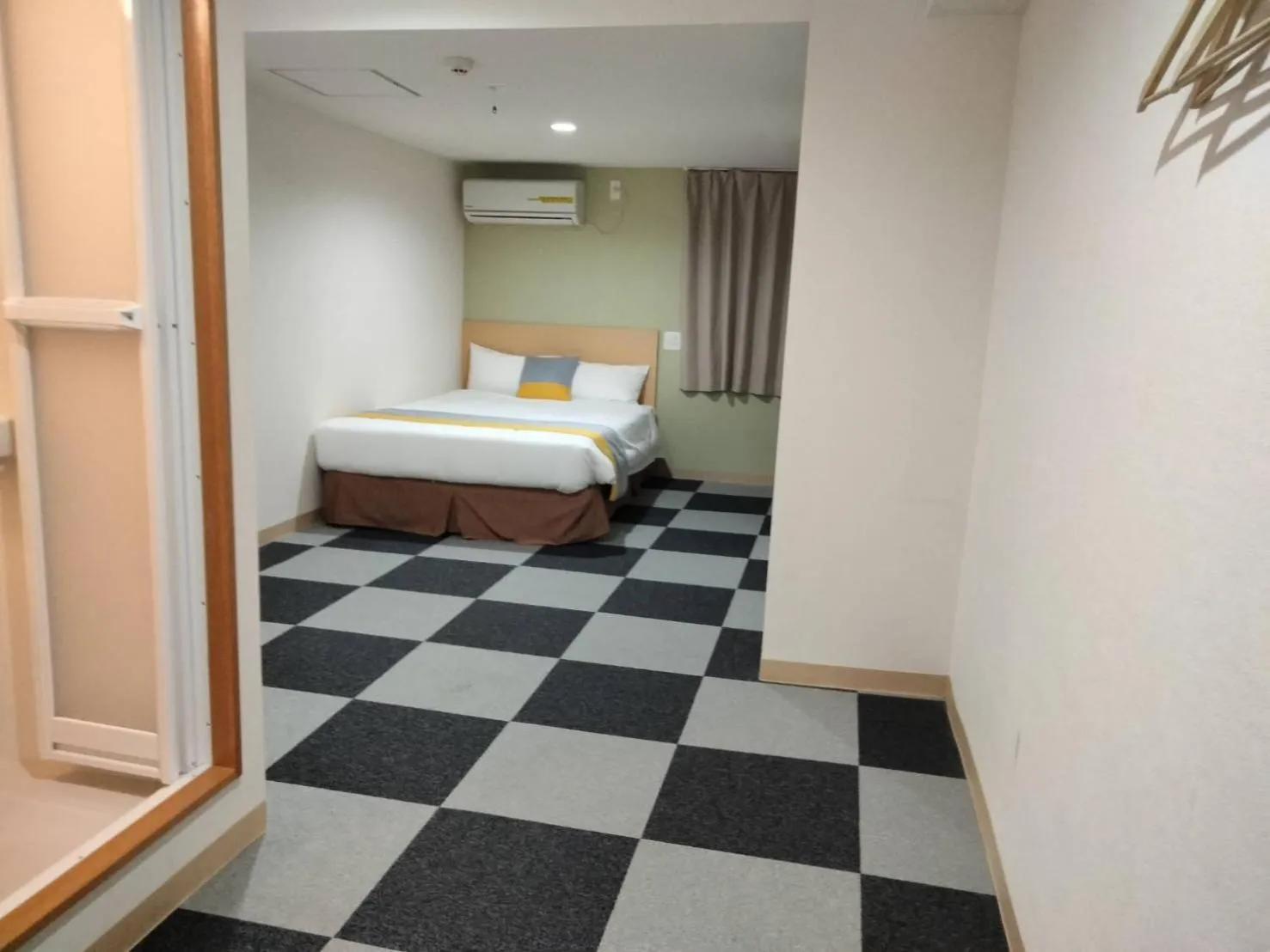 Photo of the whole room, Bed in Victoria Hotel