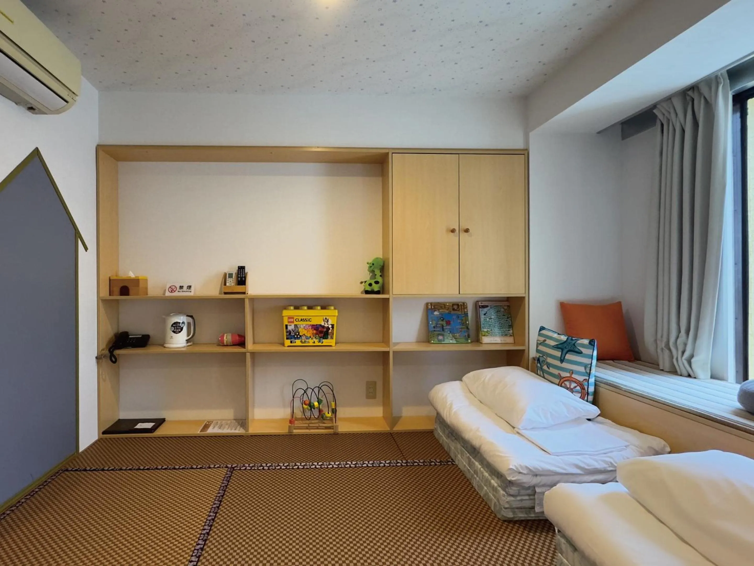 Photo of the whole room, Bed in Victoria Hotel