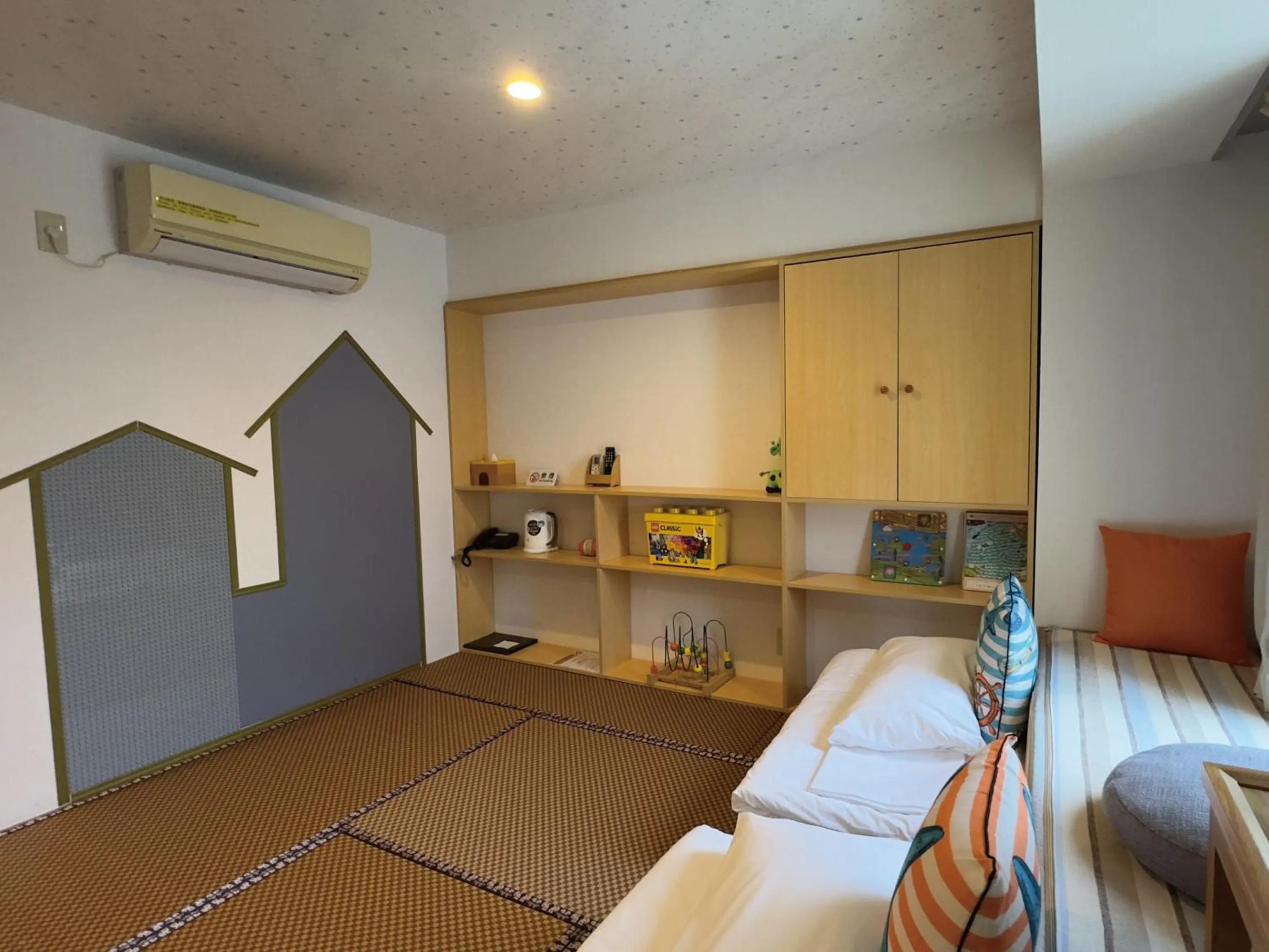 Photo of the whole room, Bed in Victoria Hotel