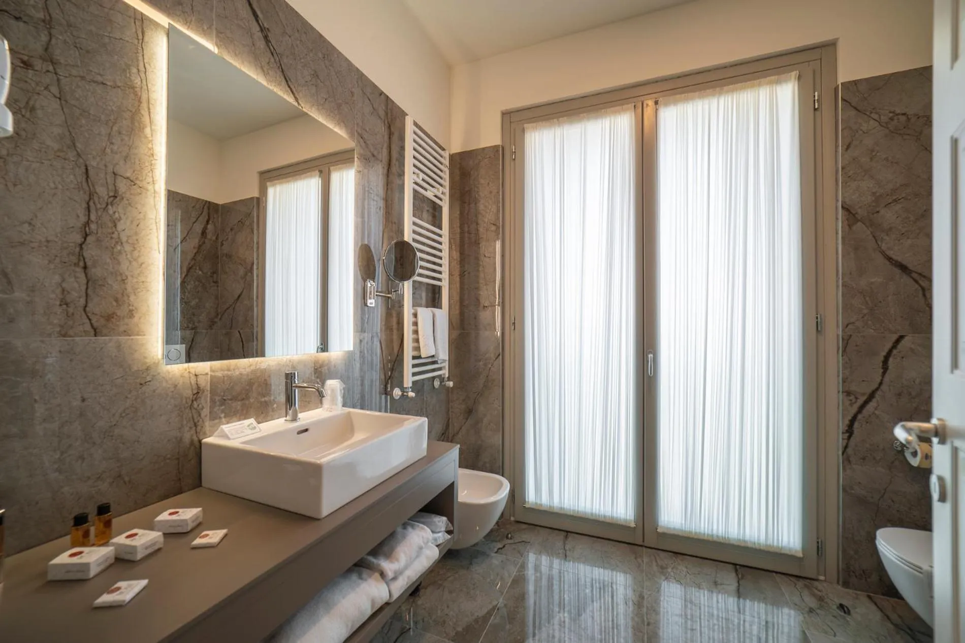 Bathroom, Bed in Hotel Palazzo San Lorenzo & Spa