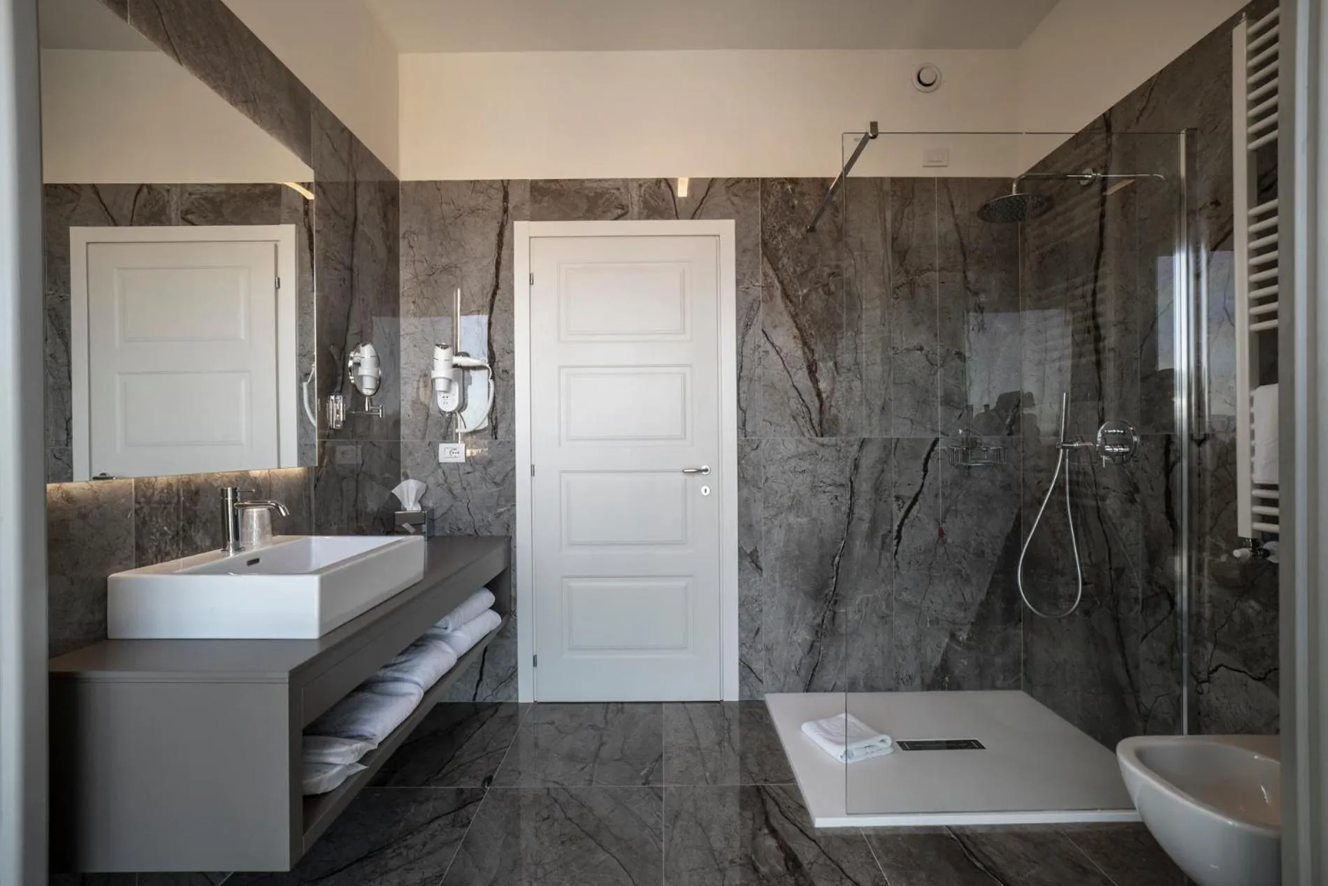 Shower in Hotel Palazzo San Lorenzo & Spa