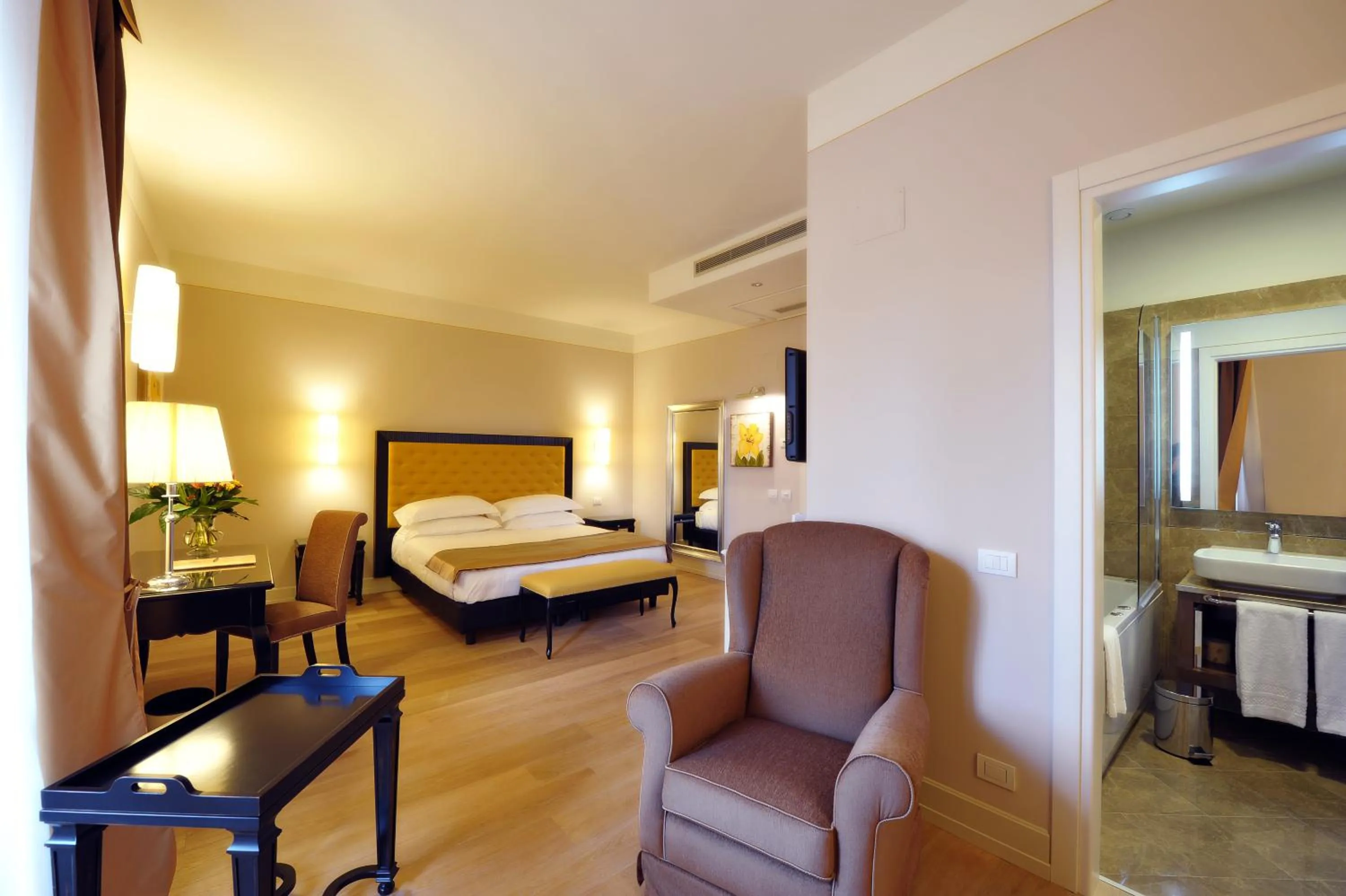 Photo of the whole room, Bed in Hotel Palazzo San Lorenzo & Spa