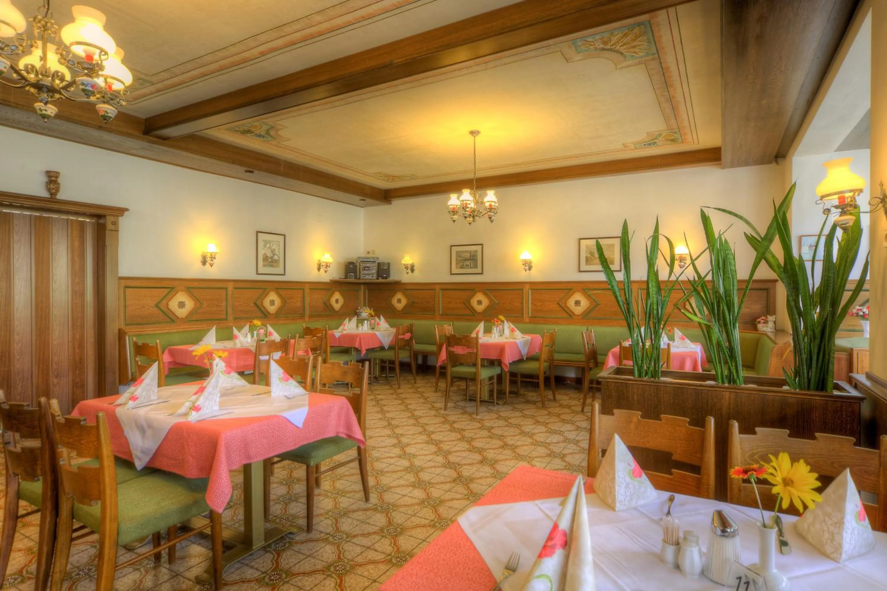 Restaurant/places to eat in Burgenländerhof Hotel Garni