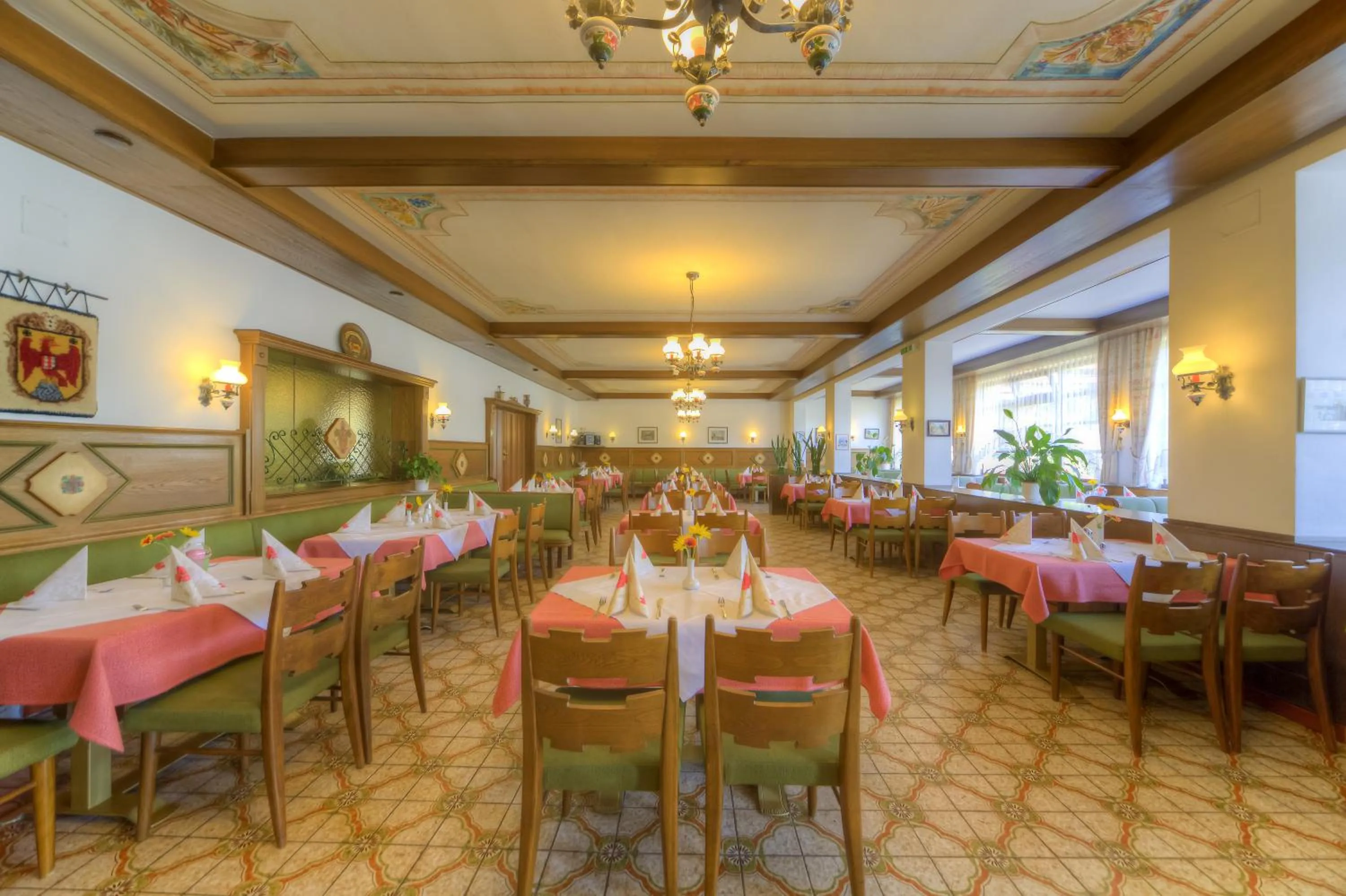 Restaurant/places to eat in Burgenländerhof Hotel Garni