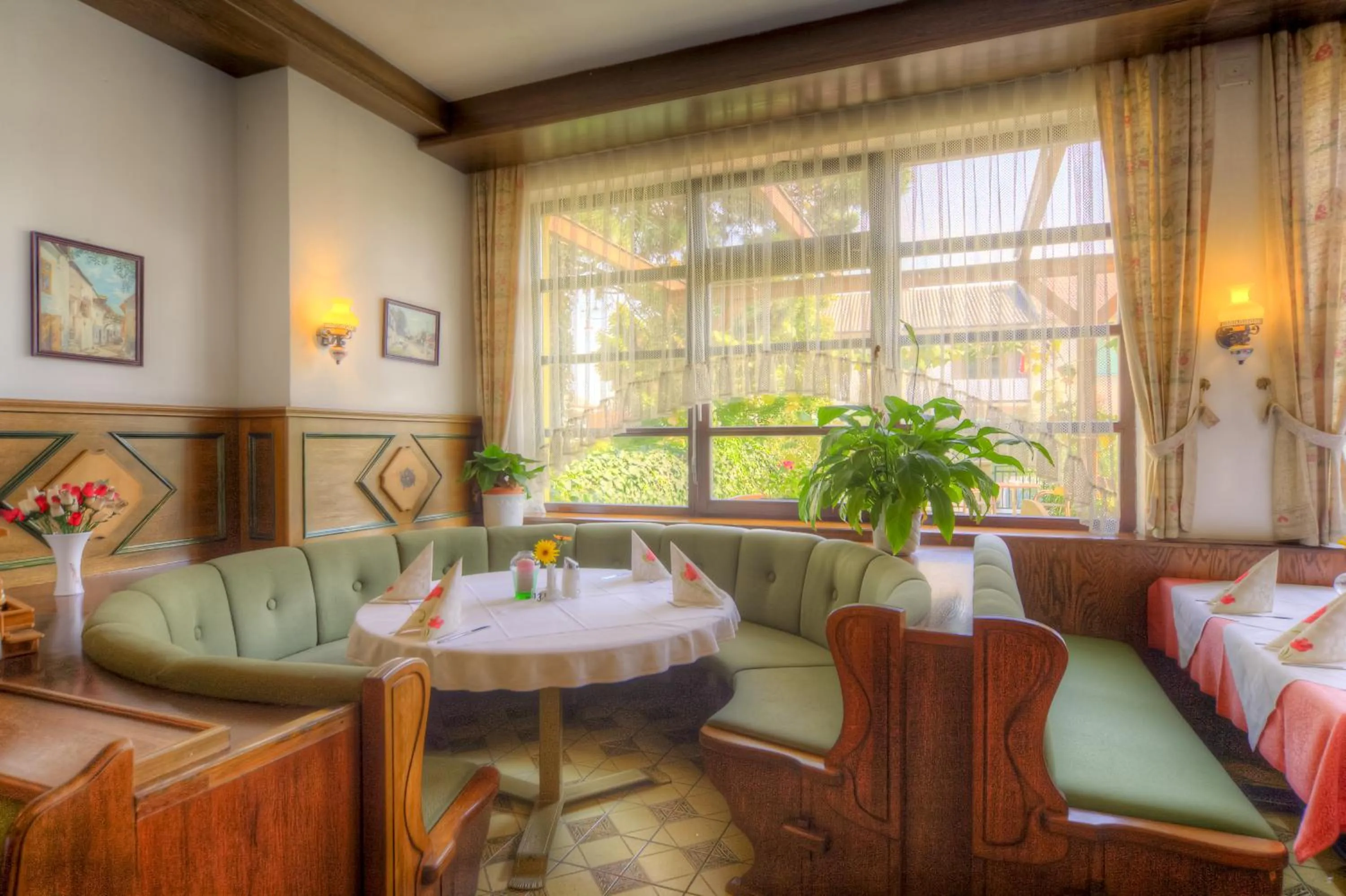 Restaurant/places to eat in Burgenländerhof Hotel Garni