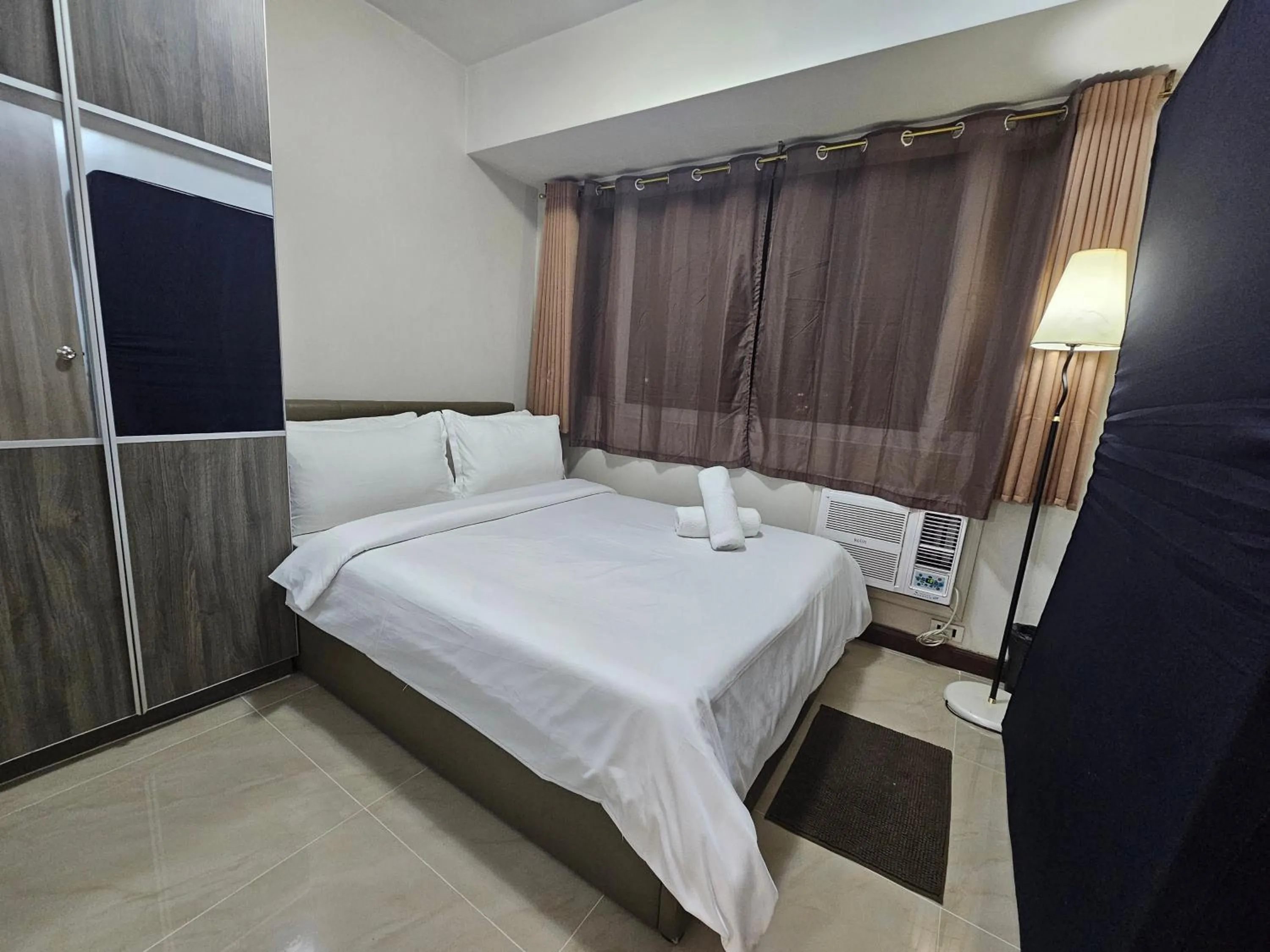 Bed in Solemare Parksuites Condominium - Condo R Us