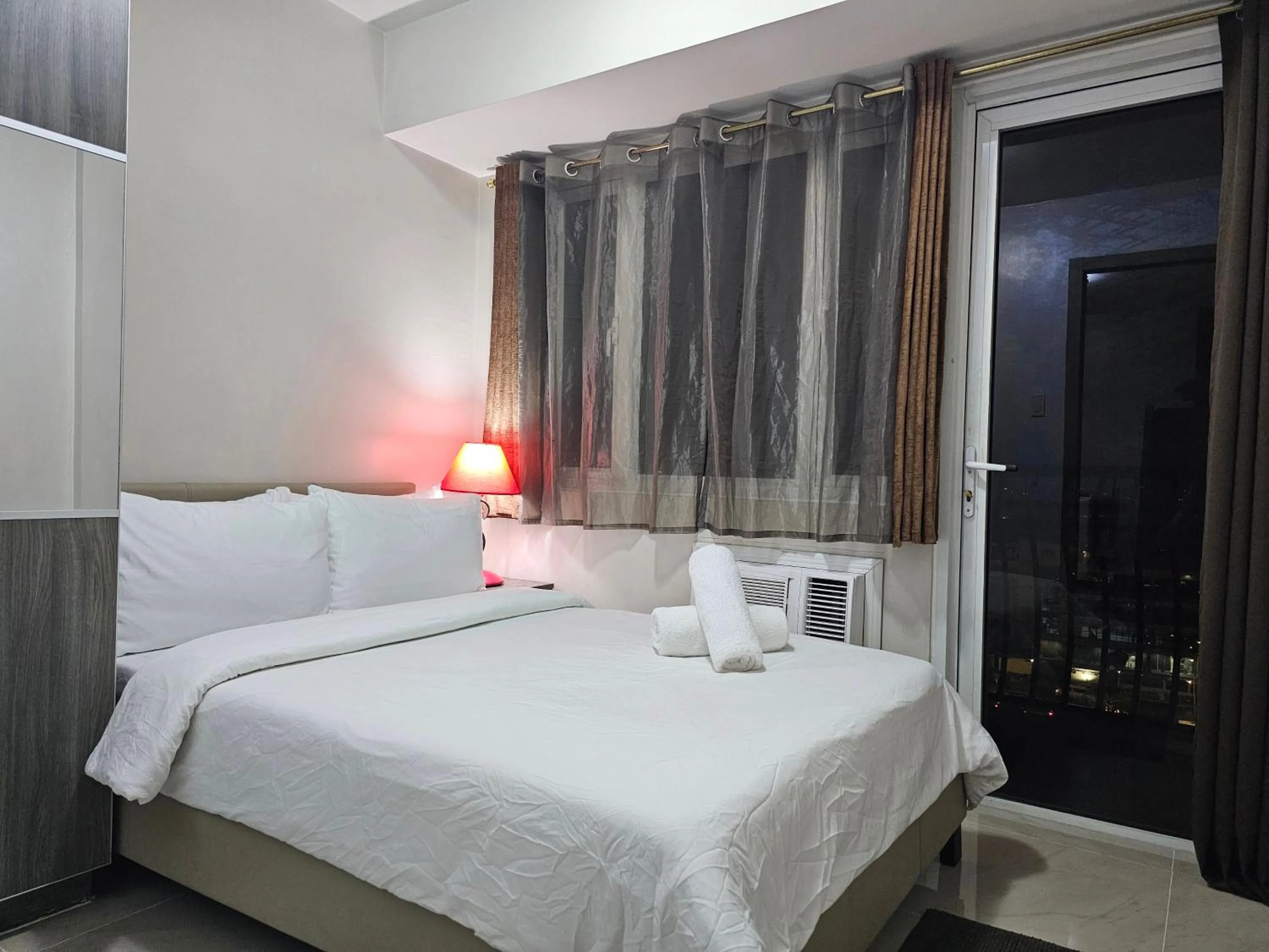 Bed in Solemare Parksuites Condominium - Condo R Us