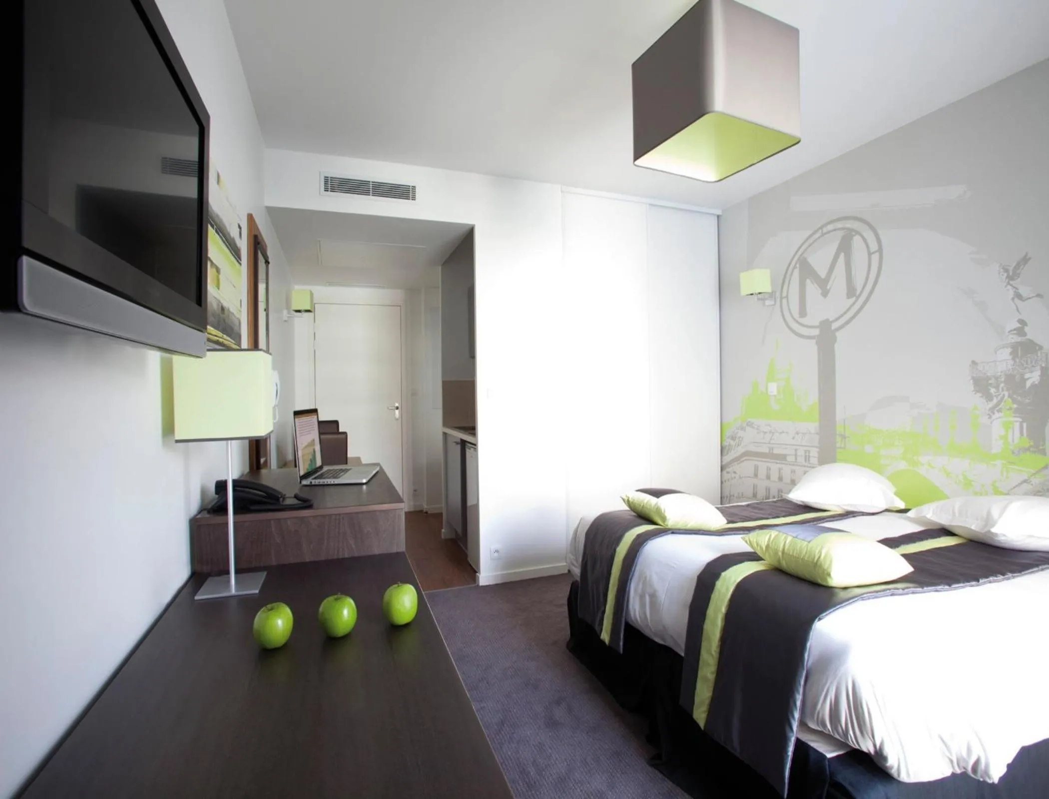 Bed in Lagrange Apart’Hotel Paris-Boulogne