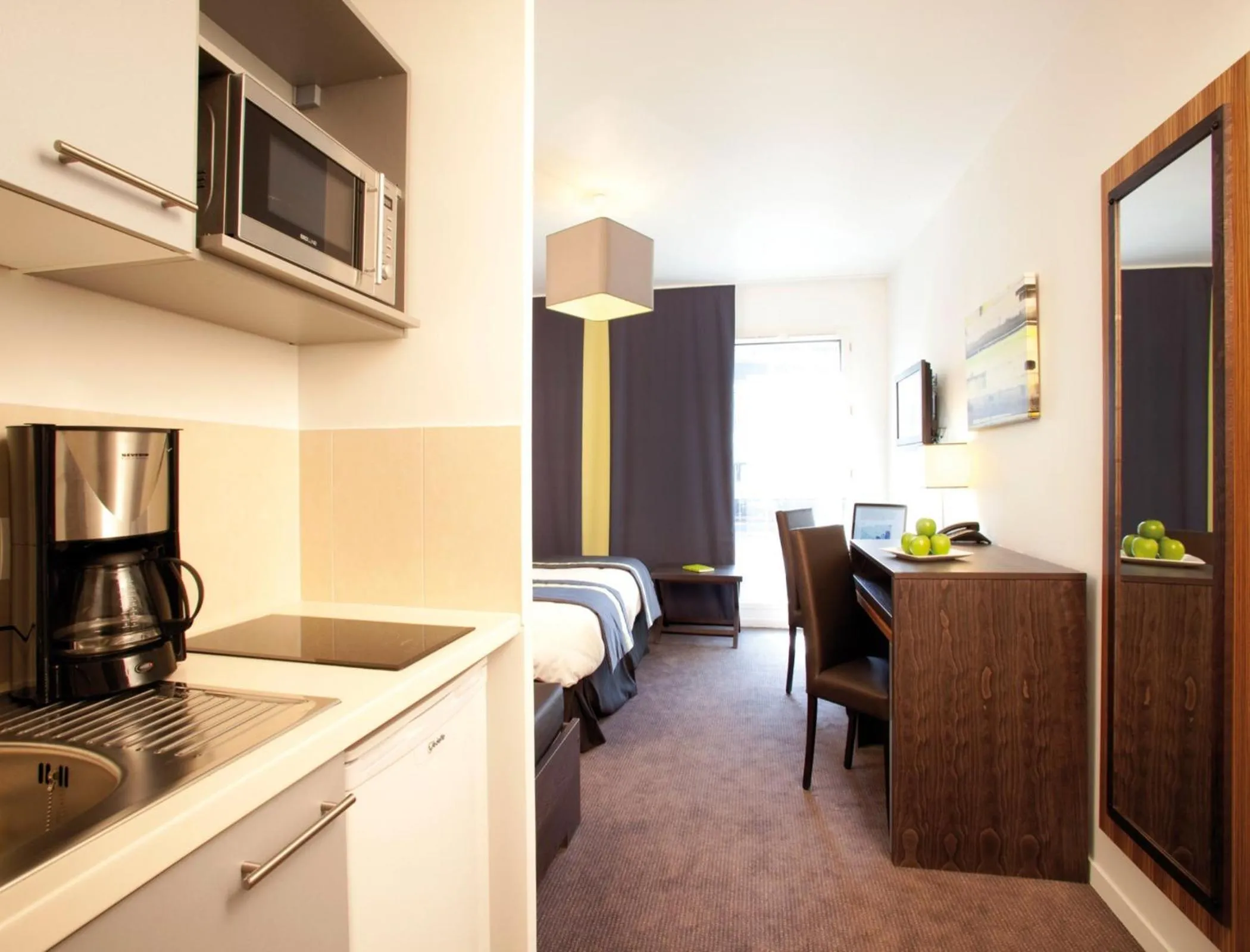 Kitchen or kitchenette, Bed in Lagrange Apart’Hotel Paris-Boulogne