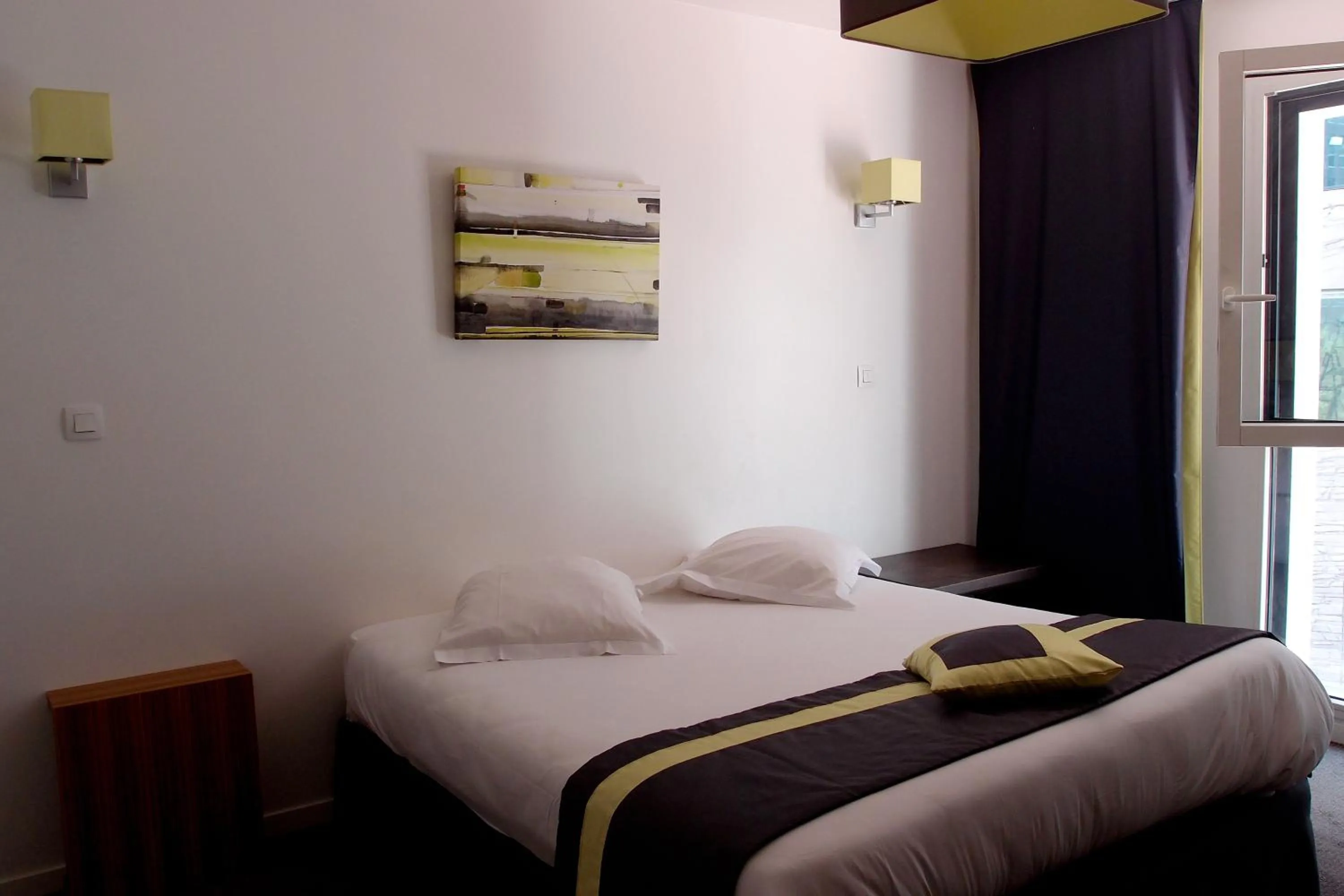 Bed in Lagrange Apart’Hotel Paris-Boulogne