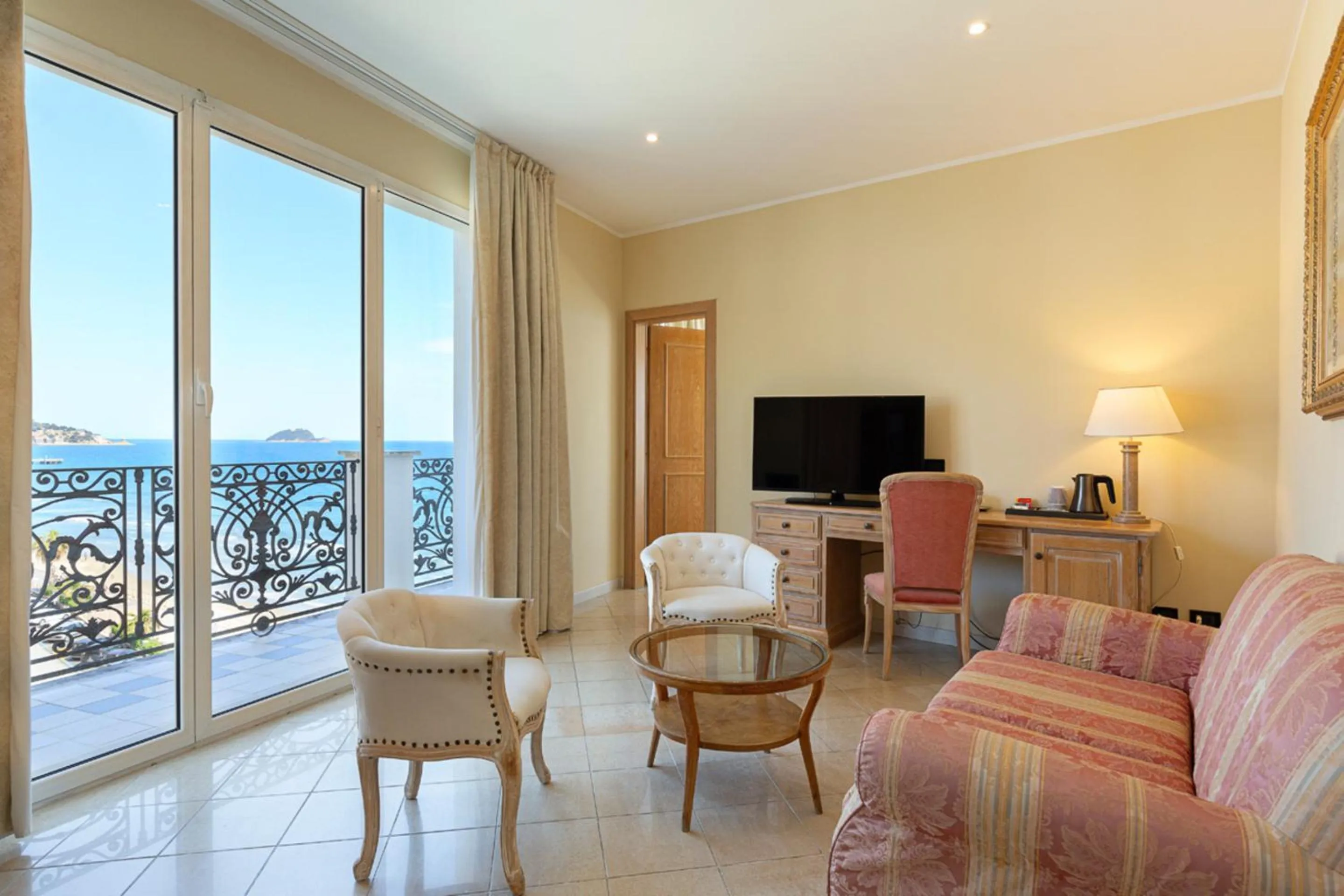 TV and multimedia in Grand Hotel Mediterranee