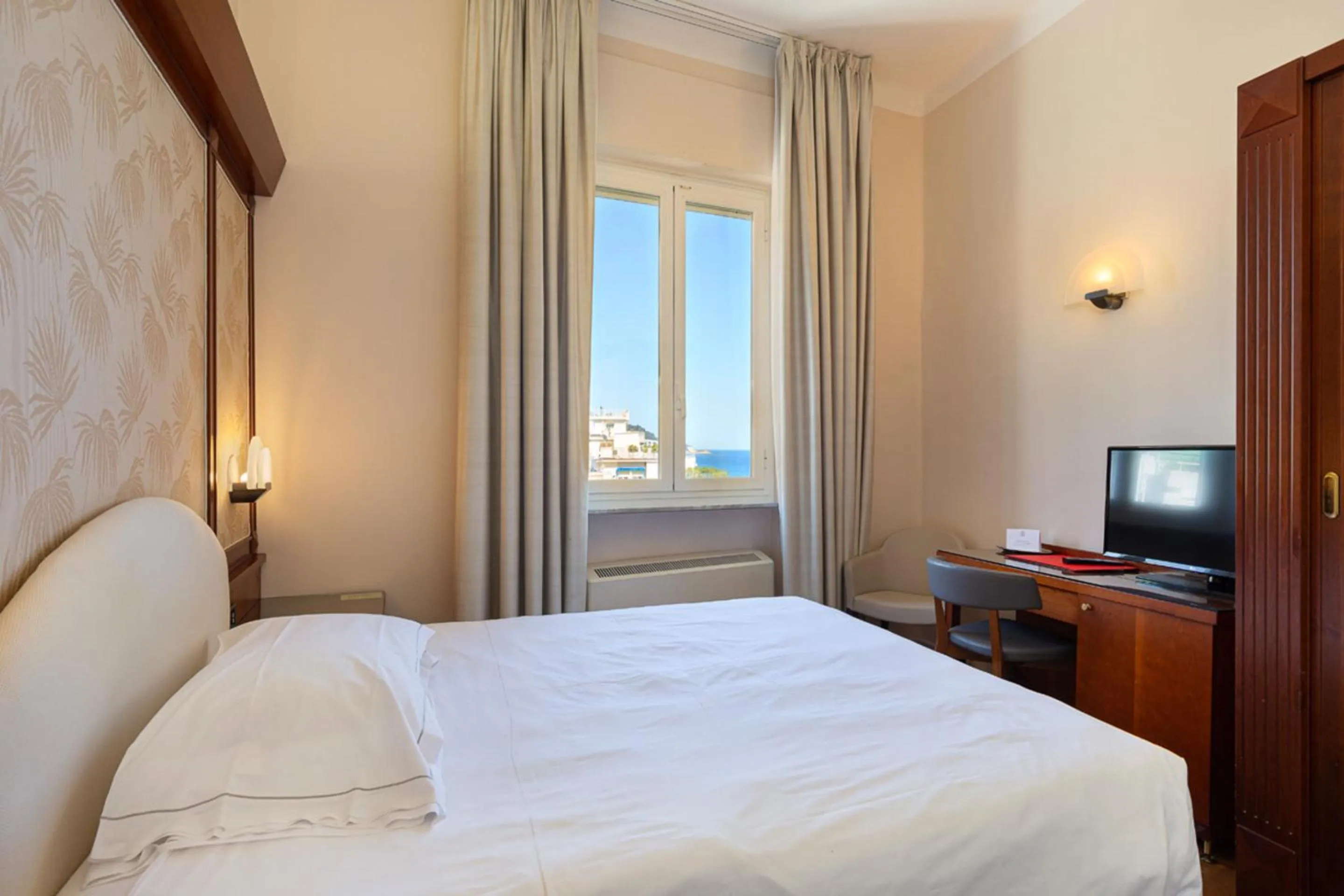 Bed in Grand Hotel Mediterranee