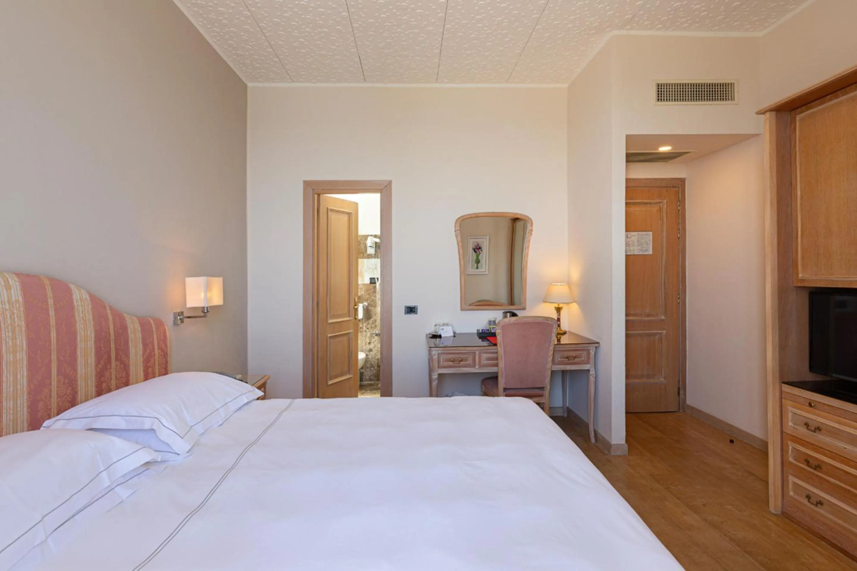 TV and multimedia, Bed in Grand Hotel Mediterranee